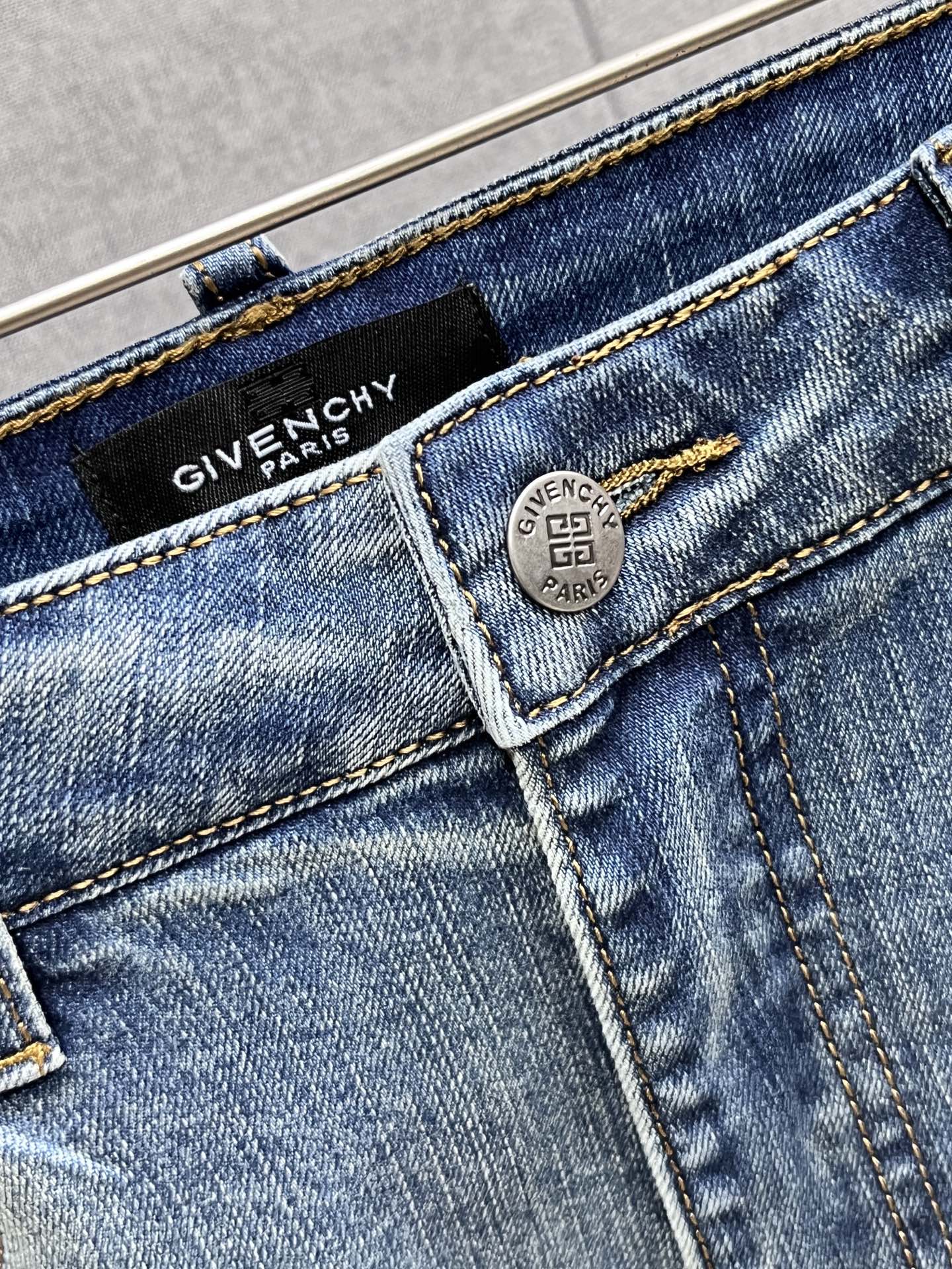 主推.秋冬新款.长期有货  P205.00【纪梵希】高品质 2025官网高端新品🐂原单少数帅爆牛仔裤，百分百原单 👍百搭神器！今年最新流行的风格设计款式，采用进口棉花制作成的单宁布，上身舒适，剪裁设计挺拔有型！低调不失奢华 超有feel🌸上身精致跃然，简单就是美。完爆一切，型男必备单品！原版logo🔥个性 时尚    魅力👍码数：29-38           