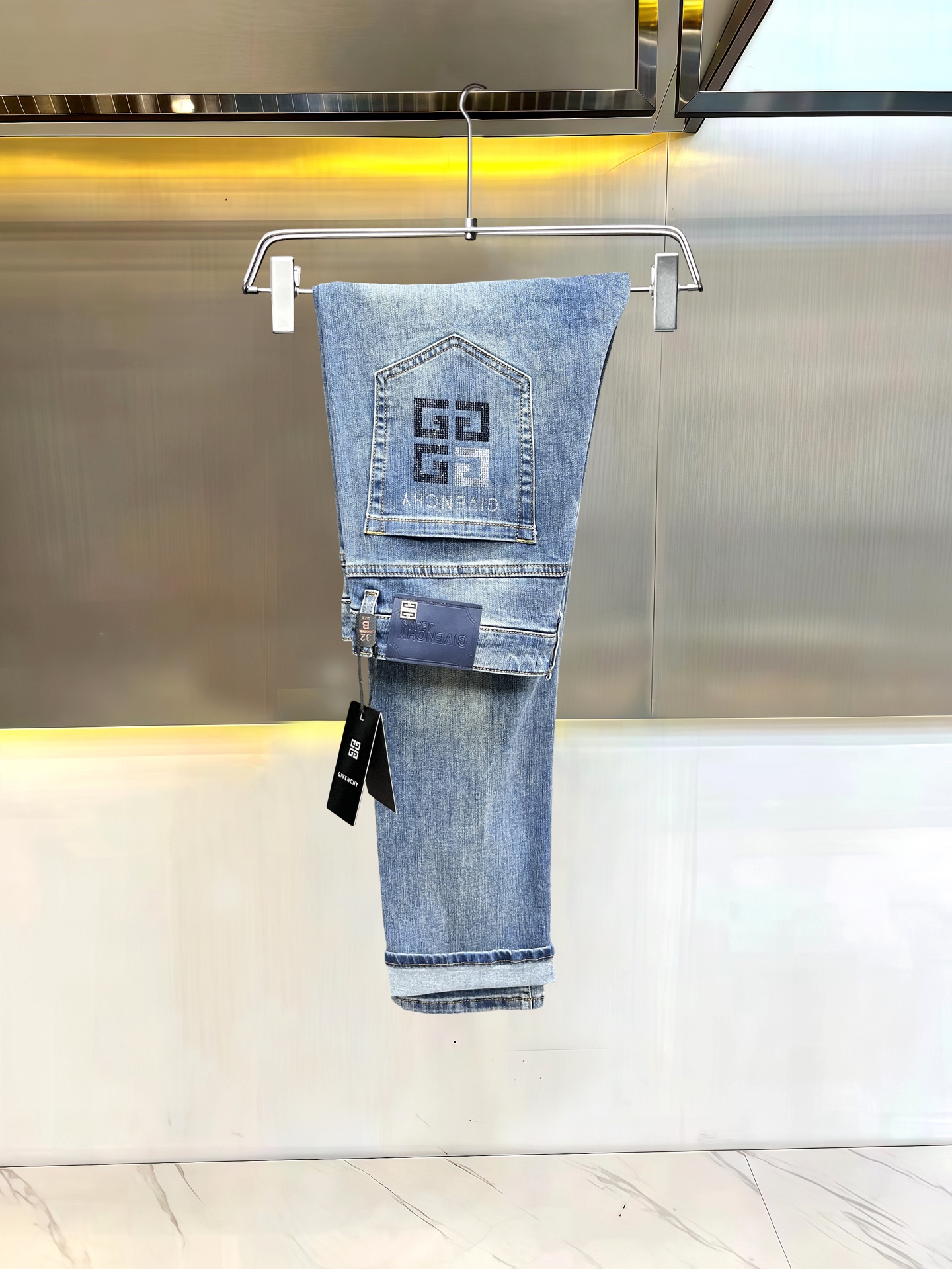 主推.秋冬新款.长期有货  P205.00【纪梵希】高品质 2025官网高端新品🐂原单少数帅爆牛仔裤，百分百原单 👍百搭神器！今年最新流行的风格设计款式，采用进口棉花制作成的单宁布，上身舒适，剪裁设计挺拔有型！低调不失奢华 超有feel🌸上身精致跃然，简单就是美。完爆一切，型男必备单品！原版logo🔥个性 时尚    魅力👍码数：29-38           