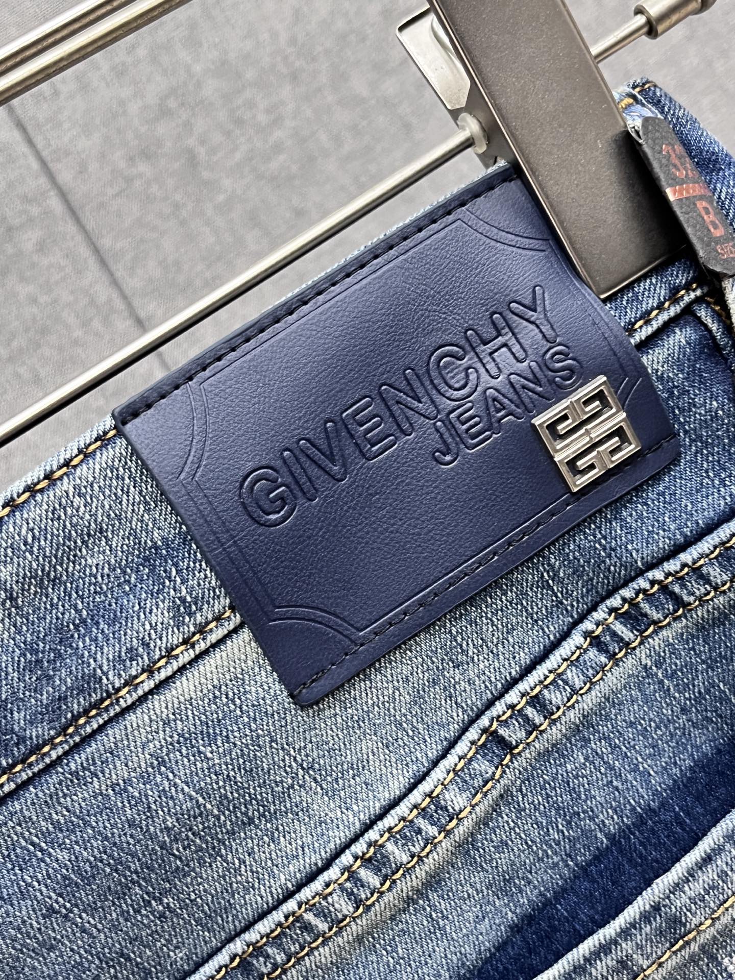 主推.秋冬新款.长期有货  P205.00【纪梵希】高品质 2025官网高端新品🐂原单少数帅爆牛仔裤，百分百原单 👍百搭神器！今年最新流行的风格设计款式，采用进口棉花制作成的单宁布，上身舒适，剪裁设计挺拔有型！低调不失奢华 超有feel🌸上身精致跃然，简单就是美。完爆一切，型男必备单品！原版logo🔥个性 时尚    魅力👍码数：29-38           