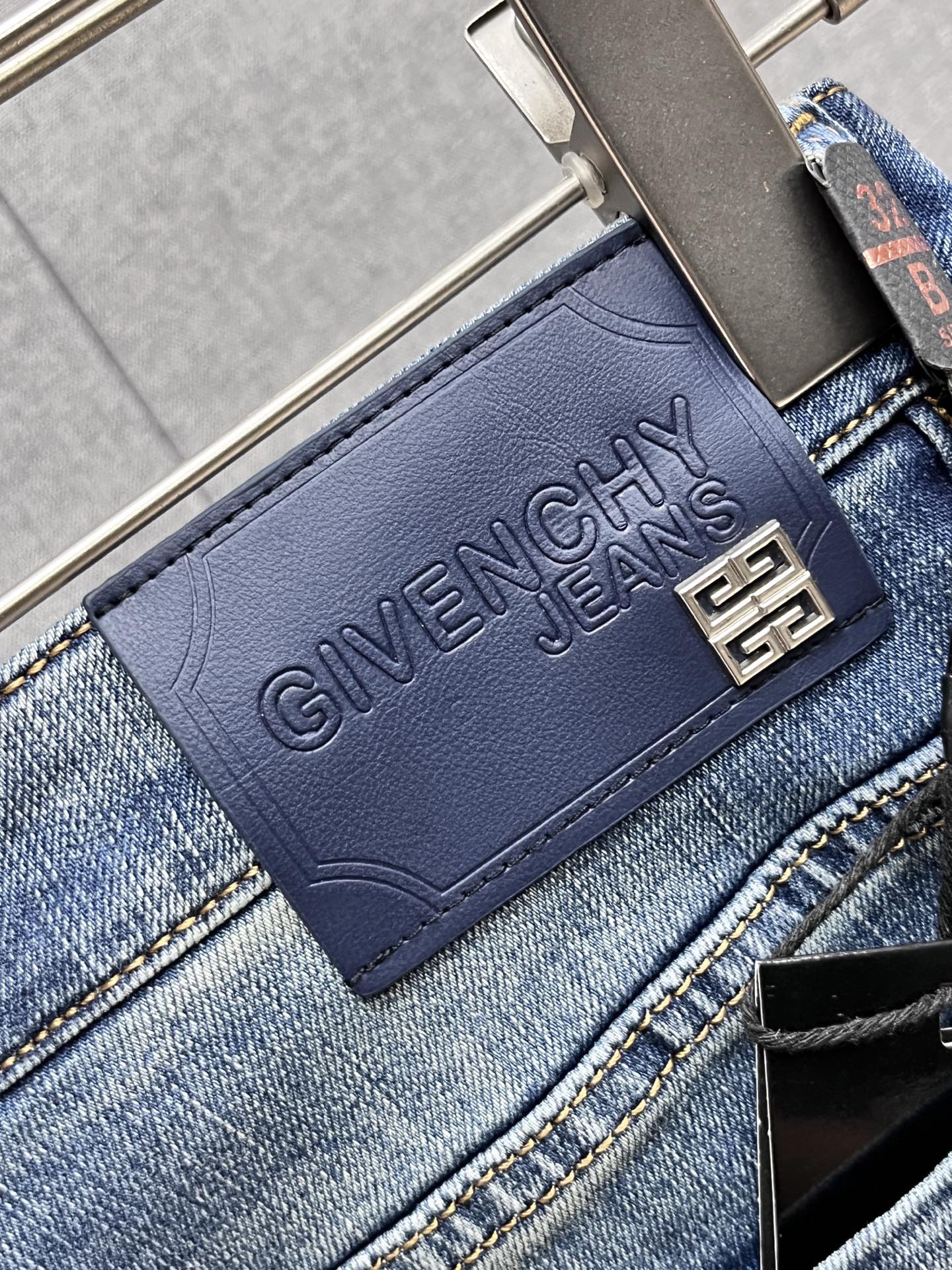 主推.秋冬新款.长期有货  P205.00【纪梵希】高品质 2025官网高端新品🐂原单少数帅爆牛仔裤，百分百原单 👍百搭神器！今年最新流行的风格设计款式，采用进口棉花制作成的单宁布，上身舒适，剪裁设计挺拔有型！低调不失奢华 超有feel🌸上身精致跃然，简单就是美。完爆一切，型男必备单品！原版logo🔥个性 时尚    魅力👍码数：29-38           