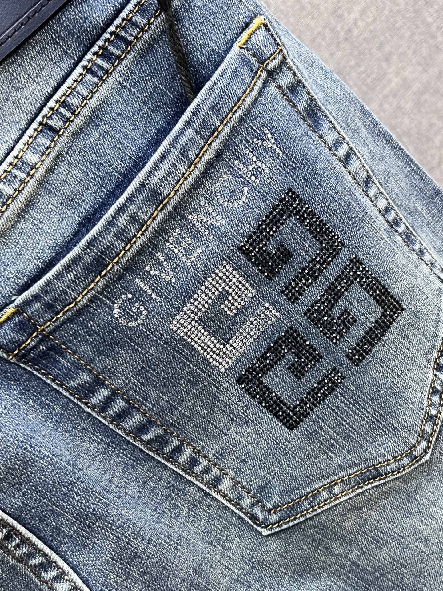 主推.秋冬新款.长期有货  P205.00【纪梵希】高品质 2025官网高端新品🐂原单少数帅爆牛仔裤，百分百原单 👍百搭神器！今年最新流行的风格设计款式，采用进口棉花制作成的单宁布，上身舒适，剪裁设计挺拔有型！低调不失奢华 超有feel🌸上身精致跃然，简单就是美。完爆一切，型男必备单品！原版logo🔥个性 时尚    魅力👍码数：29-38           