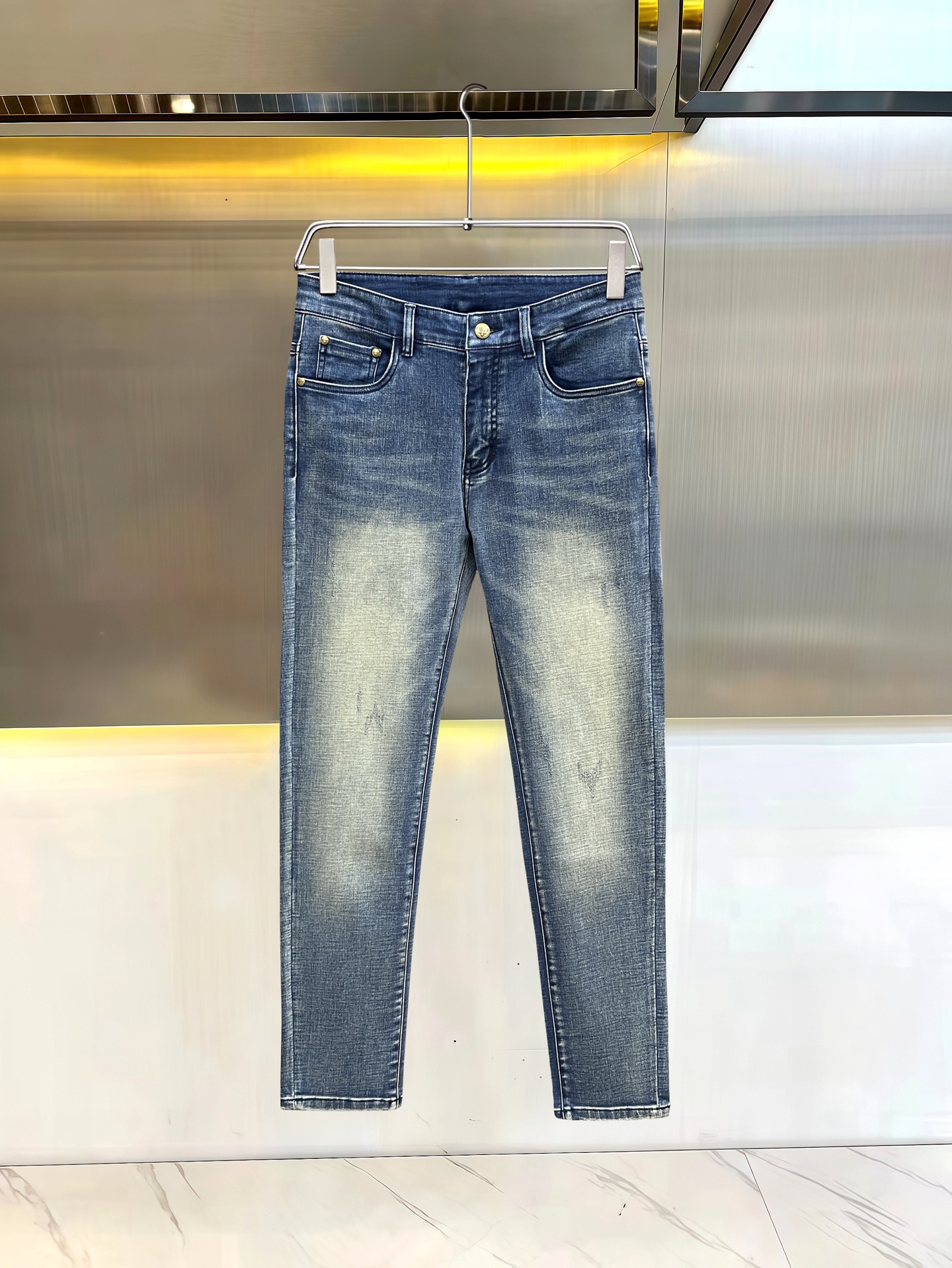 主推.秋冬新款.长期有货  P205.00【普拉达】高品质 2025官网高端新品🐂原单少数帅爆牛仔裤，百分百原单 👍百搭神器！今年最新流行的风格设计款式，采用进口棉花制作成的单宁布，上身舒适，剪裁设计挺拔有型！低调不失奢华 超有feel🌸上身精致跃然，简单就是美。完爆一切，型男必备单品！原版logo🔥个性 时尚    魅力👍码数：29-38           