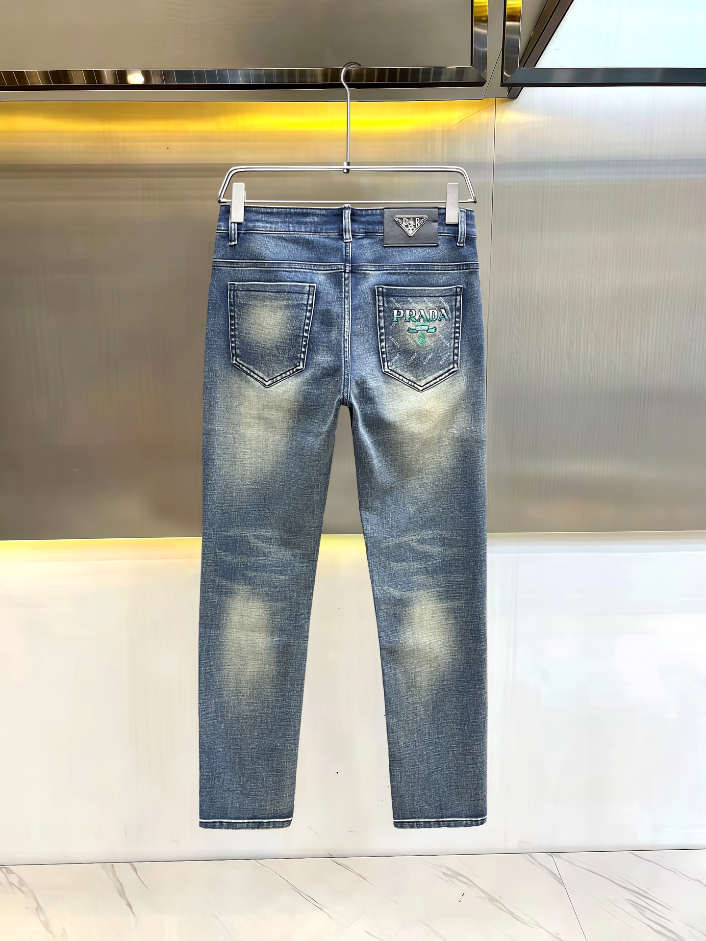 主推.秋冬新款.长期有货  P205.00【普拉达】高品质 2025官网高端新品🐂原单少数帅爆牛仔裤，百分百原单 👍百搭神器！今年最新流行的风格设计款式，采用进口棉花制作成的单宁布，上身舒适，剪裁设计挺拔有型！低调不失奢华 超有feel🌸上身精致跃然，简单就是美。完爆一切，型男必备单品！原版logo🔥个性 时尚    魅力👍码数：29-38           