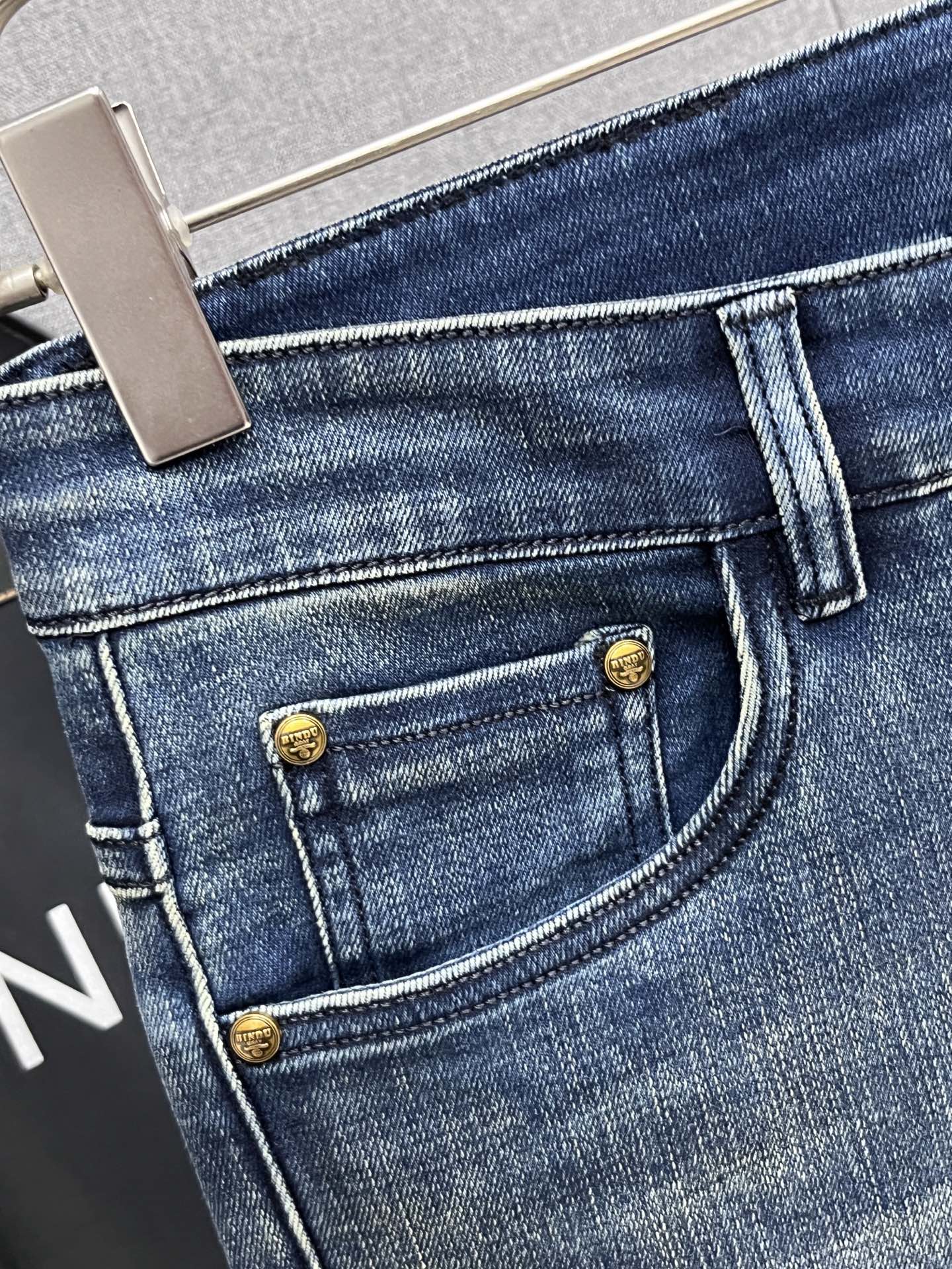 主推.秋冬新款.长期有货  P205.00【普拉达】高品质 2025官网高端新品🐂原单少数帅爆牛仔裤，百分百原单 👍百搭神器！今年最新流行的风格设计款式，采用进口棉花制作成的单宁布，上身舒适，剪裁设计挺拔有型！低调不失奢华 超有feel🌸上身精致跃然，简单就是美。完爆一切，型男必备单品！原版logo🔥个性 时尚    魅力👍码数：29-38           