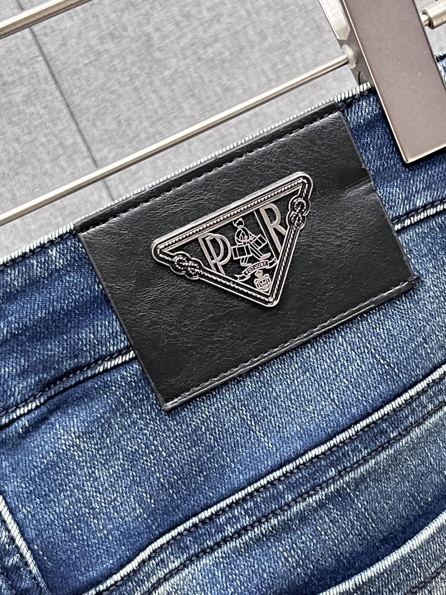 主推.秋冬新款.长期有货  P205.00【普拉达】高品质 2025官网高端新品🐂原单少数帅爆牛仔裤，百分百原单 👍百搭神器！今年最新流行的风格设计款式，采用进口棉花制作成的单宁布，上身舒适，剪裁设计挺拔有型！低调不失奢华 超有feel🌸上身精致跃然，简单就是美。完爆一切，型男必备单品！原版logo🔥个性 时尚    魅力👍码数：29-38           