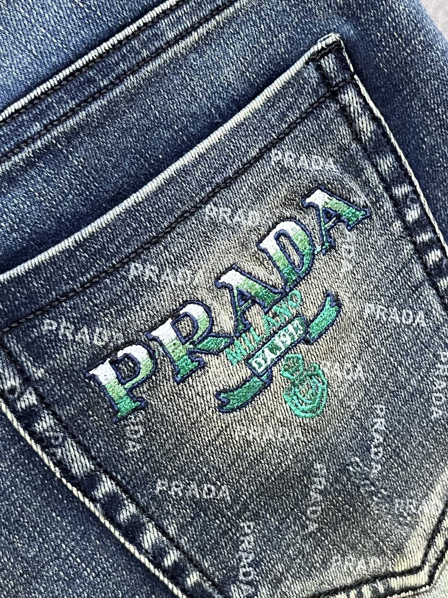 主推.秋冬新款.长期有货  P205.00【普拉达】高品质 2025官网高端新品🐂原单少数帅爆牛仔裤，百分百原单 👍百搭神器！今年最新流行的风格设计款式，采用进口棉花制作成的单宁布，上身舒适，剪裁设计挺拔有型！低调不失奢华 超有feel🌸上身精致跃然，简单就是美。完爆一切，型男必备单品！原版logo🔥个性 时尚    魅力👍码数：29-38           