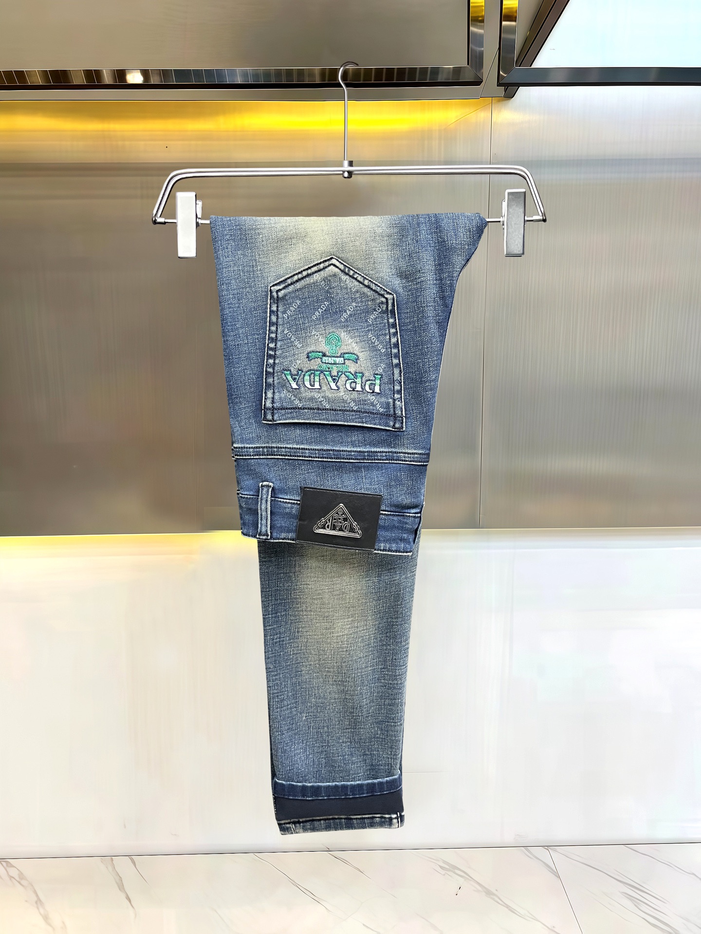 主推.秋冬新款.长期有货  P205.00【普拉达】高品质 2025官网高端新品🐂原单少数帅爆牛仔裤，百分百原单 👍百搭神器！今年最新流行的风格设计款式，采用进口棉花制作成的单宁布，上身舒适，剪裁设计挺拔有型！低调不失奢华 超有feel🌸上身精致跃然，简单就是美。完爆一切，型男必备单品！原版logo🔥个性 时尚    魅力👍码数：29-38           