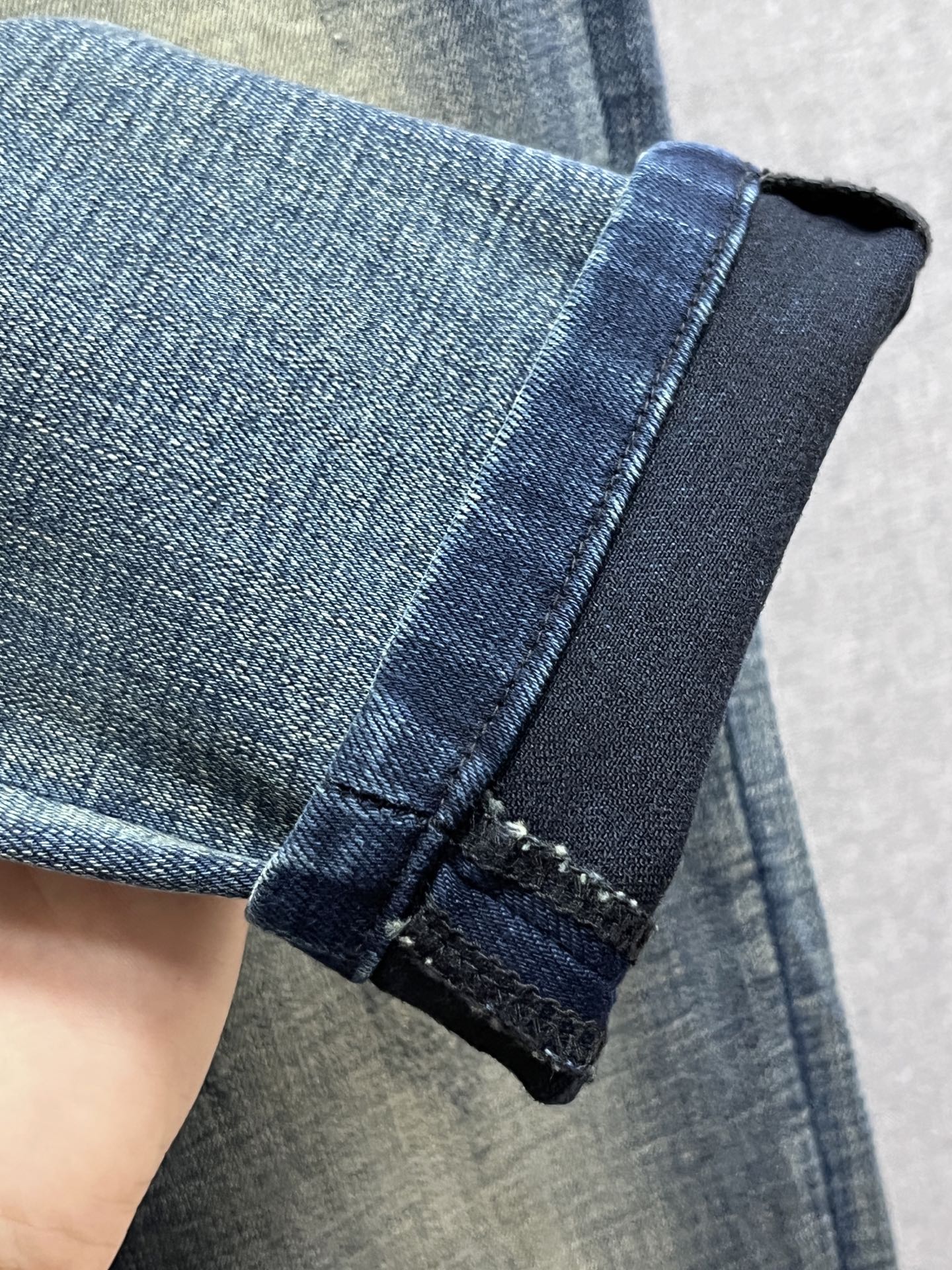 主推.秋冬新款.长期有货  P205.00【普拉达】高品质 2025官网高端新品🐂原单少数帅爆牛仔裤，百分百原单 👍百搭神器！今年最新流行的风格设计款式，采用进口棉花制作成的单宁布，上身舒适，剪裁设计挺拔有型！低调不失奢华 超有feel🌸上身精致跃然，简单就是美。完爆一切，型男必备单品！原版logo🔥个性 时尚    魅力👍码数：29-38           