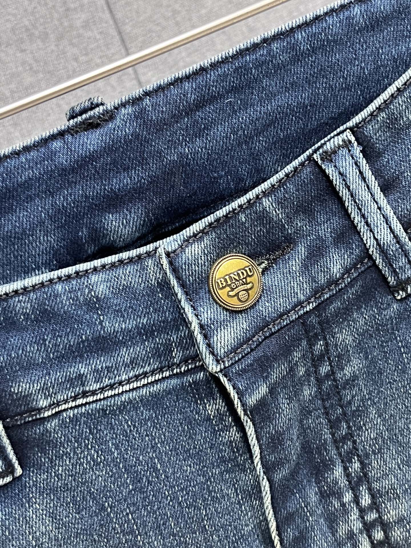 主推.秋冬新款.长期有货  P205.00【普拉达】高品质 2025官网高端新品🐂原单少数帅爆牛仔裤，百分百原单 👍百搭神器！今年最新流行的风格设计款式，采用进口棉花制作成的单宁布，上身舒适，剪裁设计挺拔有型！低调不失奢华 超有feel🌸上身精致跃然，简单就是美。完爆一切，型男必备单品！原版logo🔥个性 时尚    魅力👍码数：29-38           