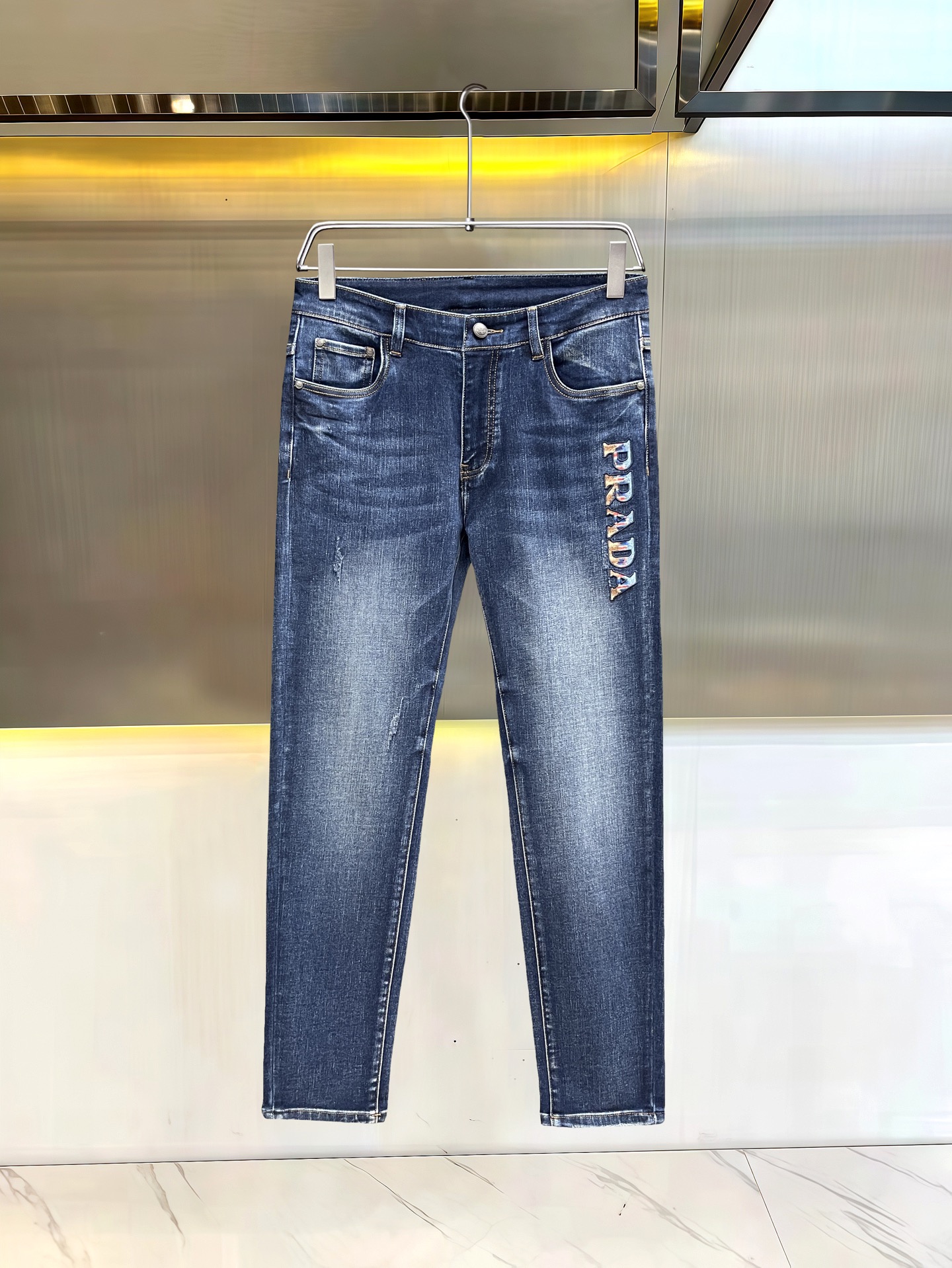 主推.秋冬新款.长期有货  P205.00【普拉达】高品质 2025官网高端新品🐂原单少数帅爆牛仔裤，百分百原单 👍百搭神器！今年最新流行的风格设计款式，采用进口棉花制作成的单宁布，上身舒适，剪裁设计挺拔有型！低调不失奢华 超有feel🌸上身精致跃然，简单就是美。完爆一切，型男必备单品！原版logo🔥个性 时尚    魅力👍码数：29-38           