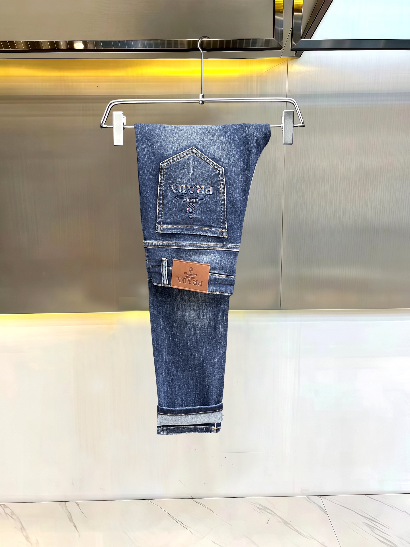 主推.秋冬新款.长期有货  P205.00【普拉达】高品质 2025官网高端新品🐂原单少数帅爆牛仔裤，百分百原单 👍百搭神器！今年最新流行的风格设计款式，采用进口棉花制作成的单宁布，上身舒适，剪裁设计挺拔有型！低调不失奢华 超有feel🌸上身精致跃然，简单就是美。完爆一切，型男必备单品！原版logo🔥个性 时尚    魅力👍码数：29-38           