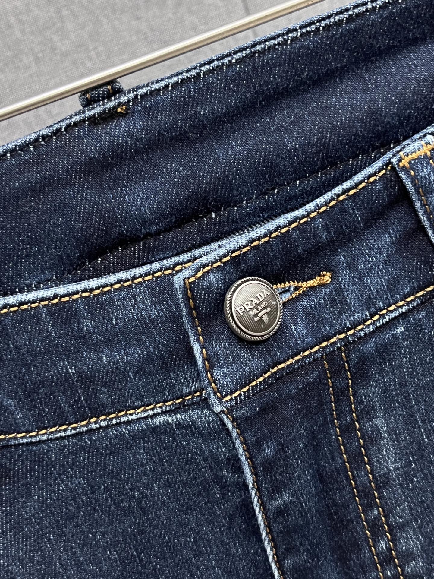 主推.秋冬新款.长期有货  P205.00【普拉达】高品质 2025官网高端新品🐂原单少数帅爆牛仔裤，百分百原单 👍百搭神器！今年最新流行的风格设计款式，采用进口棉花制作成的单宁布，上身舒适，剪裁设计挺拔有型！低调不失奢华 超有feel🌸上身精致跃然，简单就是美。完爆一切，型男必备单品！原版logo🔥个性 时尚    魅力👍码数：29-38           