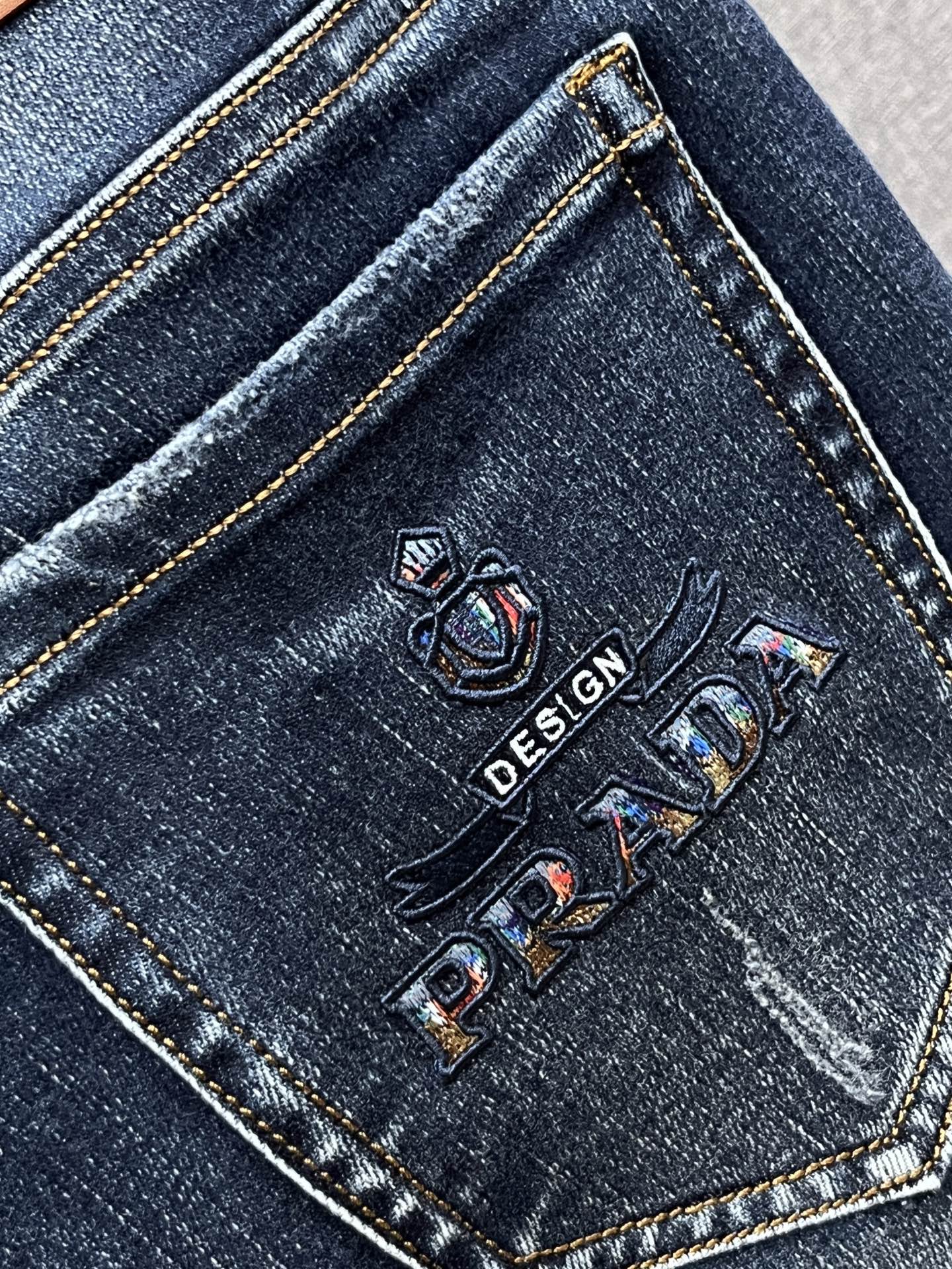 主推.秋冬新款.长期有货  P205.00【普拉达】高品质 2025官网高端新品🐂原单少数帅爆牛仔裤，百分百原单 👍百搭神器！今年最新流行的风格设计款式，采用进口棉花制作成的单宁布，上身舒适，剪裁设计挺拔有型！低调不失奢华 超有feel🌸上身精致跃然，简单就是美。完爆一切，型男必备单品！原版logo🔥个性 时尚    魅力👍码数：29-38           