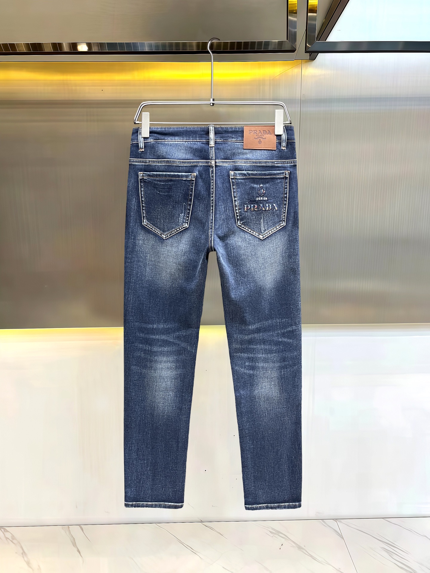 主推.秋冬新款.长期有货  P205.00【普拉达】高品质 2025官网高端新品🐂原单少数帅爆牛仔裤，百分百原单 👍百搭神器！今年最新流行的风格设计款式，采用进口棉花制作成的单宁布，上身舒适，剪裁设计挺拔有型！低调不失奢华 超有feel🌸上身精致跃然，简单就是美。完爆一切，型男必备单品！原版logo🔥个性 时尚    魅力👍码数：29-38           