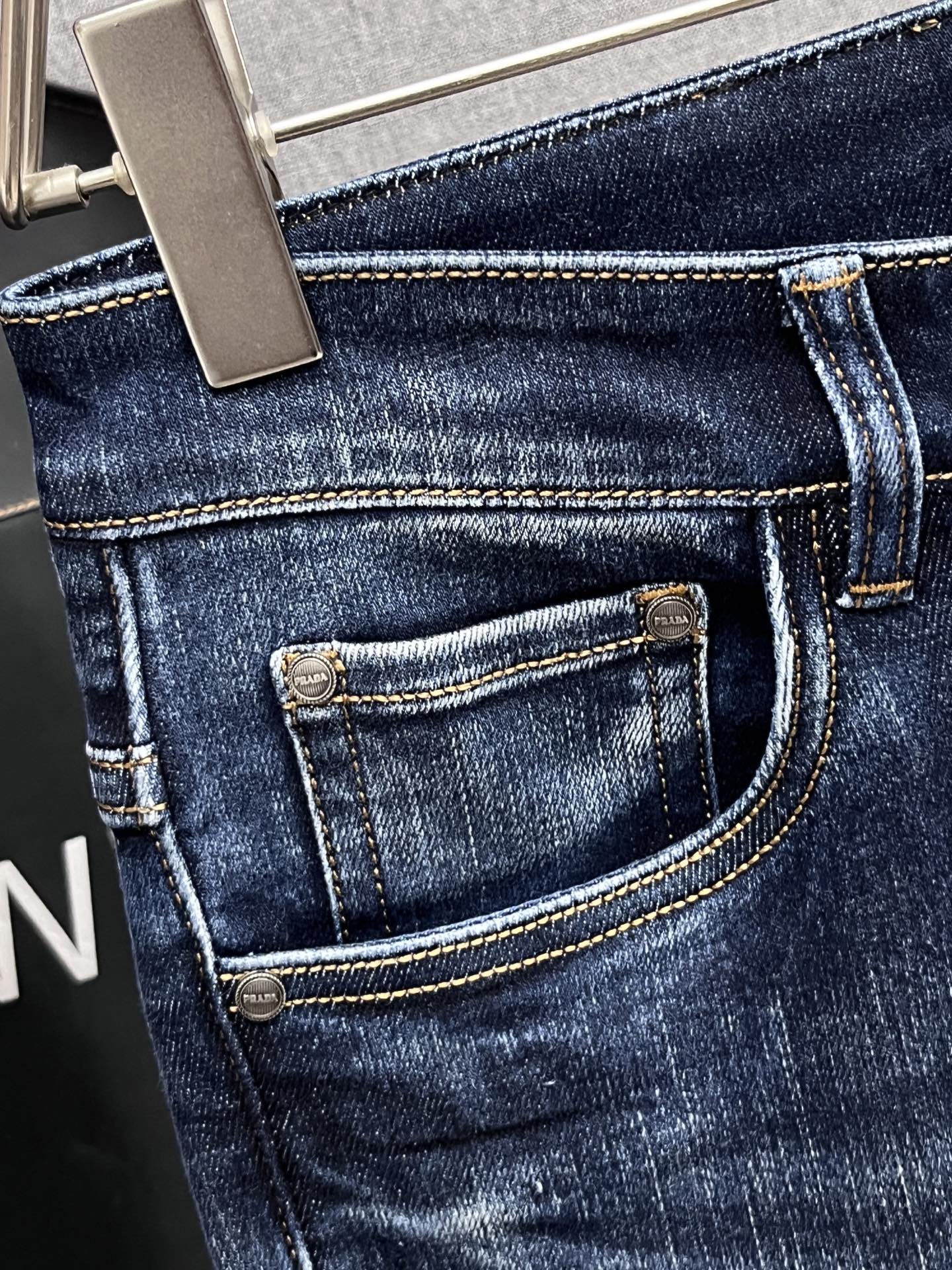 主推.秋冬新款.长期有货  P205.00【普拉达】高品质 2025官网高端新品🐂原单少数帅爆牛仔裤，百分百原单 👍百搭神器！今年最新流行的风格设计款式，采用进口棉花制作成的单宁布，上身舒适，剪裁设计挺拔有型！低调不失奢华 超有feel🌸上身精致跃然，简单就是美。完爆一切，型男必备单品！原版logo🔥个性 时尚    魅力👍码数：29-38           