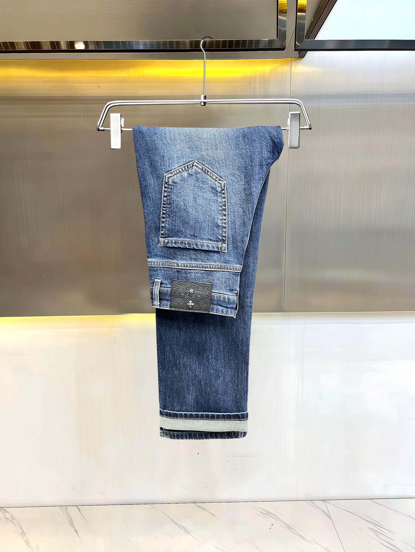 主推.秋冬新款.长期有货  P205.00【克罗心】高品质 2025官网高端新品🐂原单少数帅爆牛仔裤，百分百原单 👍百搭神器！今年最新流行的风格设计款式，采用进口棉花制作成的单宁布，上身舒适，剪裁设计挺拔有型！低调不失奢华 超有feel🌸上身精致跃然，简单就是美。完爆一切，型男必备单品！原版logo🔥个性 时尚    魅力👍码数：29-38           