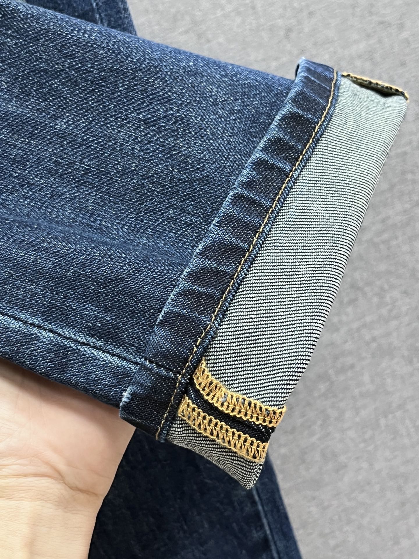 主推.秋冬新款.长期有货  P205.00【克罗心】高品质 2025官网高端新品🐂原单少数帅爆牛仔裤，百分百原单 👍百搭神器！今年最新流行的风格设计款式，采用进口棉花制作成的单宁布，上身舒适，剪裁设计挺拔有型！低调不失奢华 超有feel🌸上身精致跃然，简单就是美。完爆一切，型男必备单品！原版logo🔥个性 时尚    魅力👍码数：29-38           