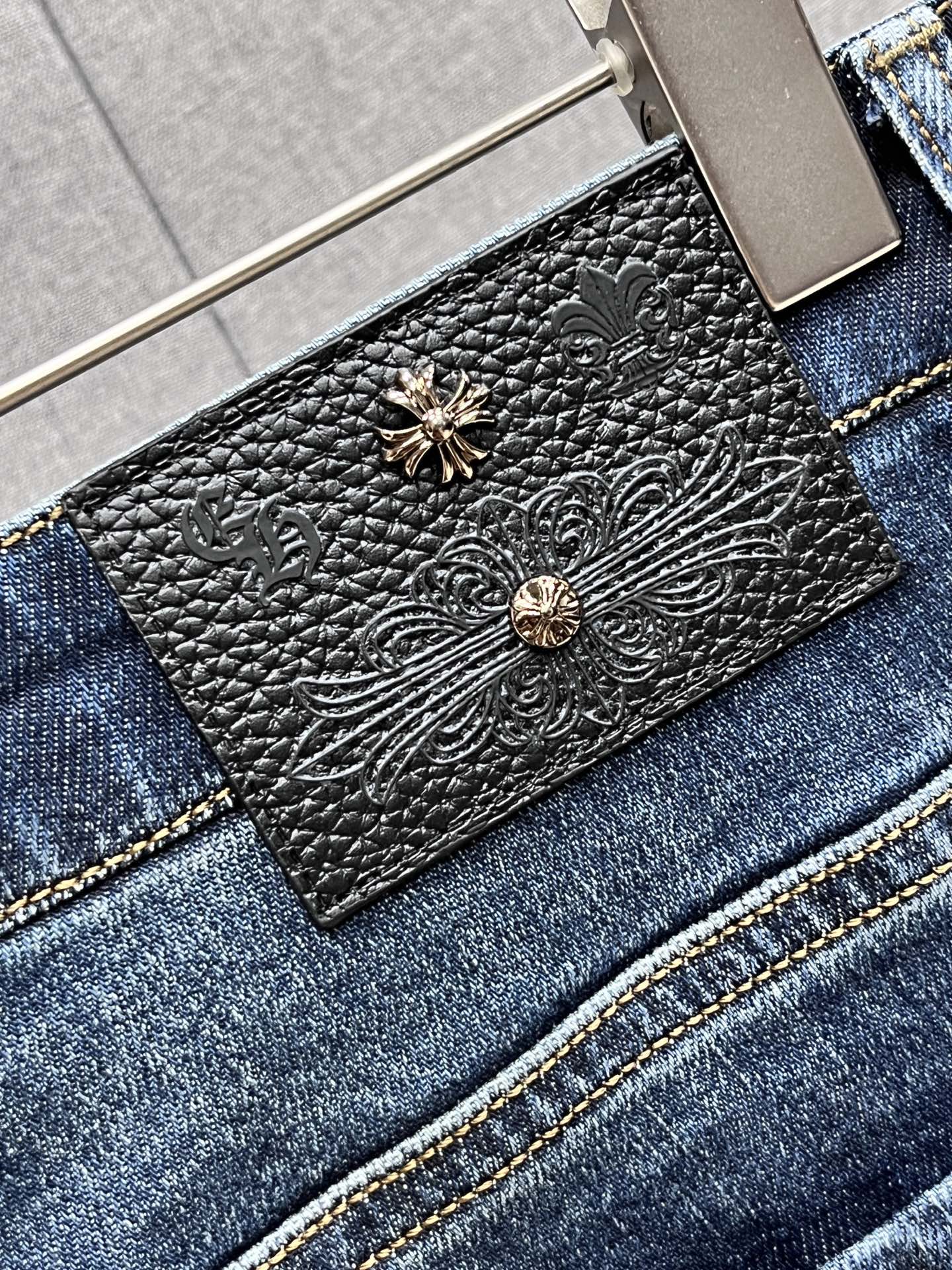 主推.秋冬新款.长期有货  P205.00【克罗心】高品质 2025官网高端新品🐂原单少数帅爆牛仔裤，百分百原单 👍百搭神器！今年最新流行的风格设计款式，采用进口棉花制作成的单宁布，上身舒适，剪裁设计挺拔有型！低调不失奢华 超有feel🌸上身精致跃然，简单就是美。完爆一切，型男必备单品！原版logo🔥个性 时尚    魅力👍码数：29-38           