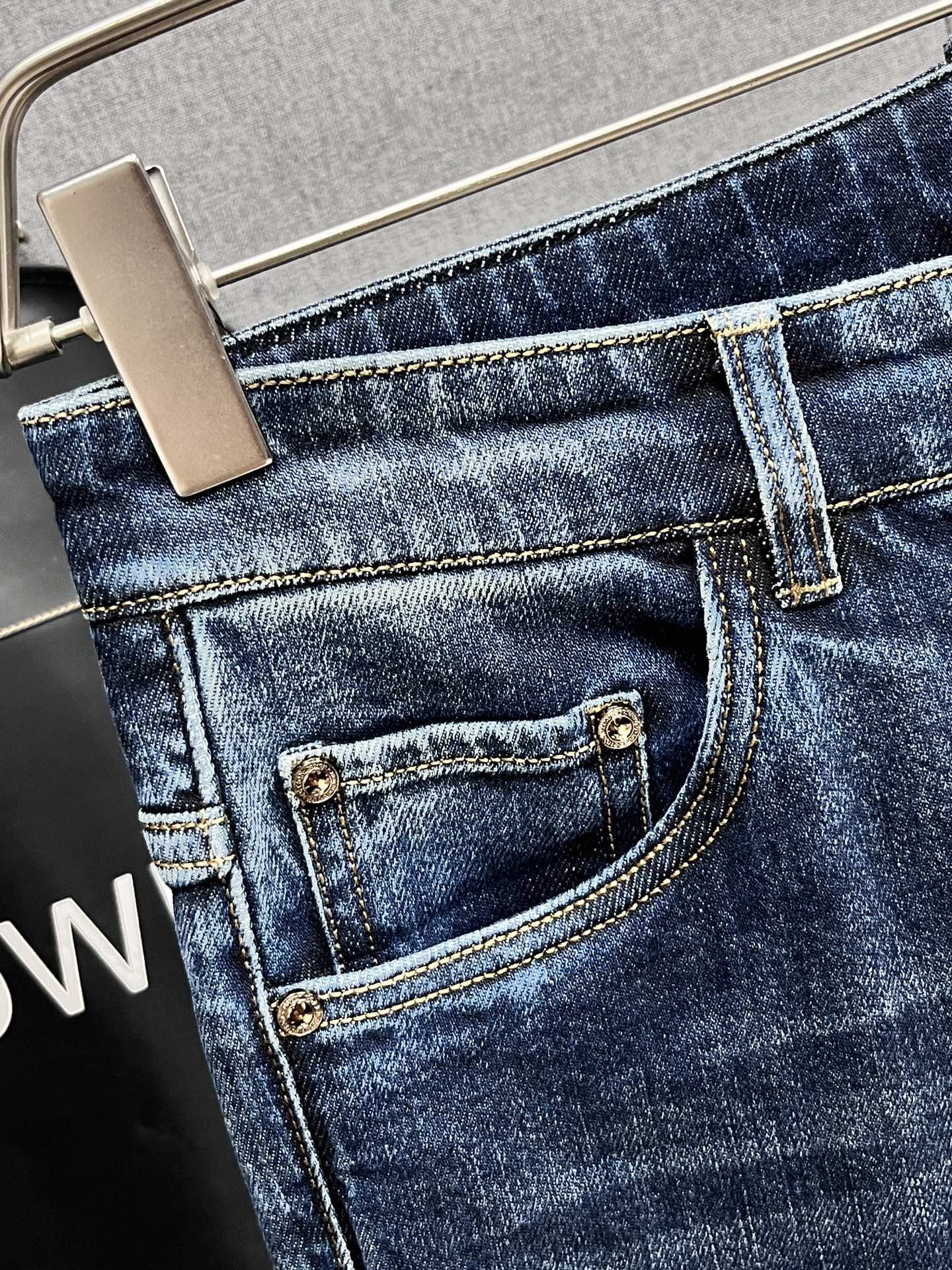 主推.秋冬新款.长期有货  P205.00【克罗心】高品质 2025官网高端新品🐂原单少数帅爆牛仔裤，百分百原单 👍百搭神器！今年最新流行的风格设计款式，采用进口棉花制作成的单宁布，上身舒适，剪裁设计挺拔有型！低调不失奢华 超有feel🌸上身精致跃然，简单就是美。完爆一切，型男必备单品！原版logo🔥个性 时尚    魅力👍码数：29-38           