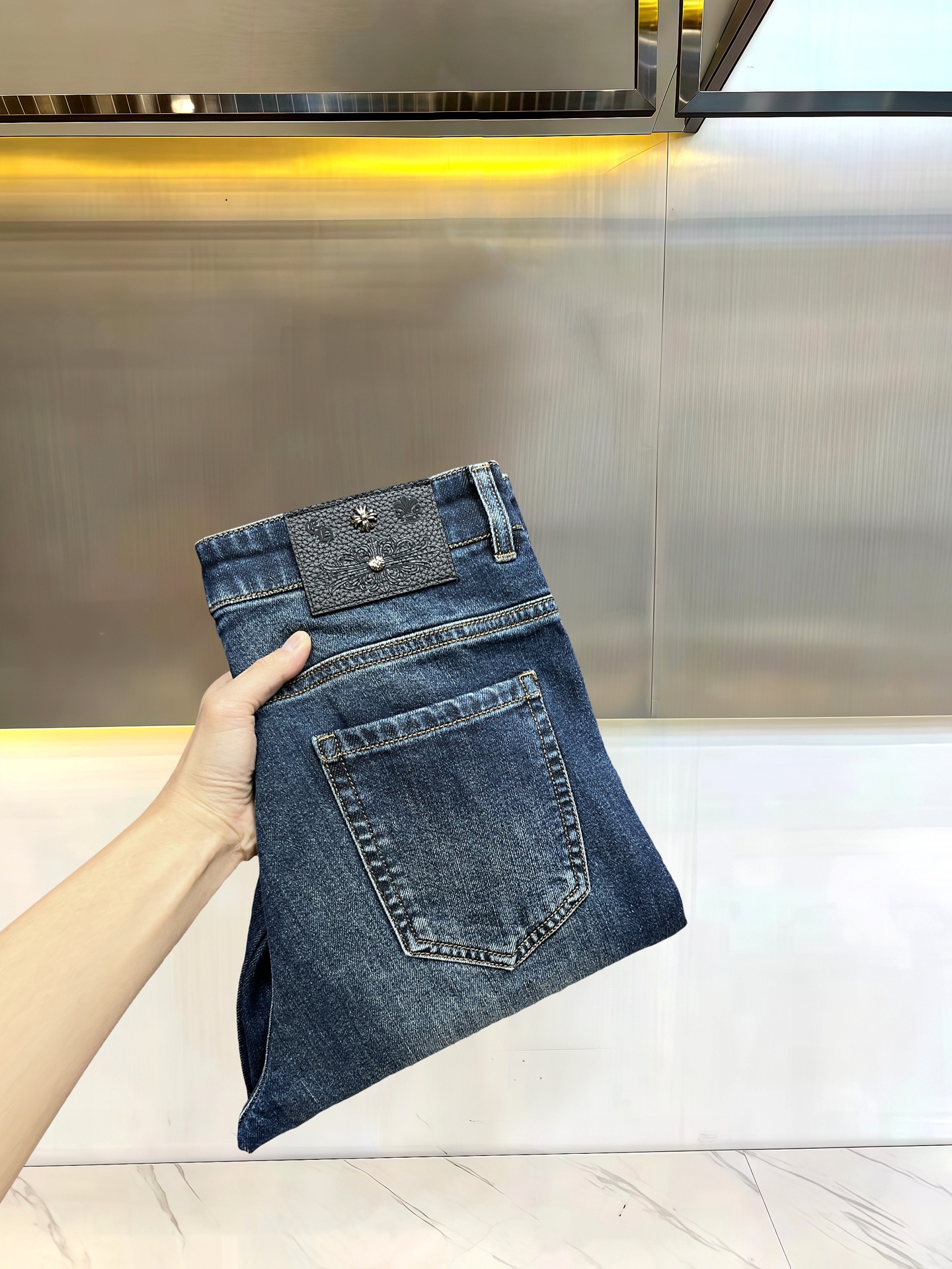 主推.秋冬新款.长期有货  P205.00【克罗心】高品质 2025官网高端新品🐂原单少数帅爆牛仔裤，百分百原单 👍百搭神器！今年最新流行的风格设计款式，采用进口棉花制作成的单宁布，上身舒适，剪裁设计挺拔有型！低调不失奢华 超有feel🌸上身精致跃然，简单就是美。完爆一切，型男必备单品！原版logo🔥个性 时尚    魅力👍码数：29-38           