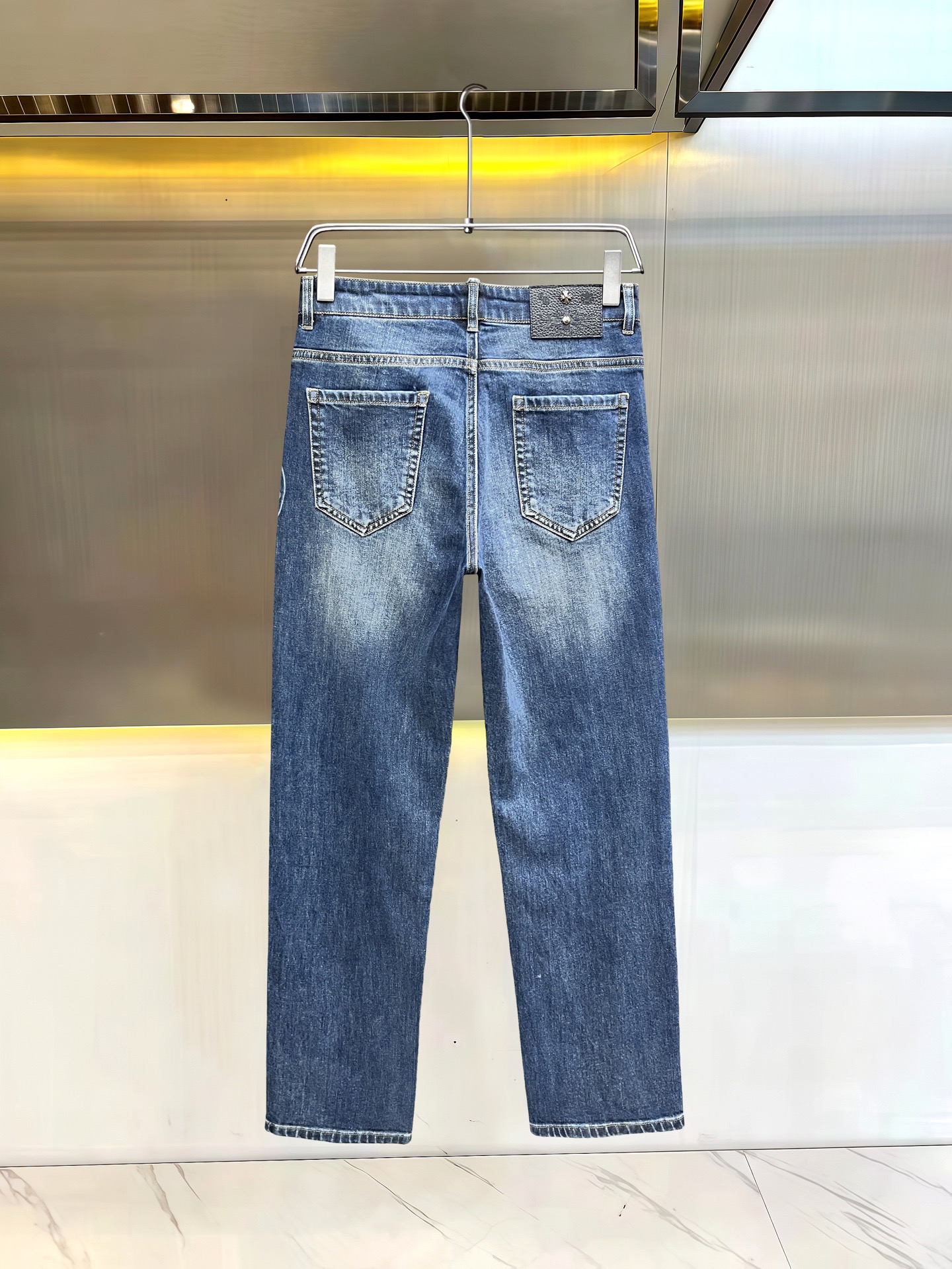 主推.秋冬新款.长期有货  P205.00【克罗心】高品质 2025官网高端新品🐂原单少数帅爆牛仔裤，百分百原单 👍百搭神器！今年最新流行的风格设计款式，采用进口棉花制作成的单宁布，上身舒适，剪裁设计挺拔有型！低调不失奢华 超有feel🌸上身精致跃然，简单就是美。完爆一切，型男必备单品！原版logo🔥个性 时尚    魅力👍码数：29-38           