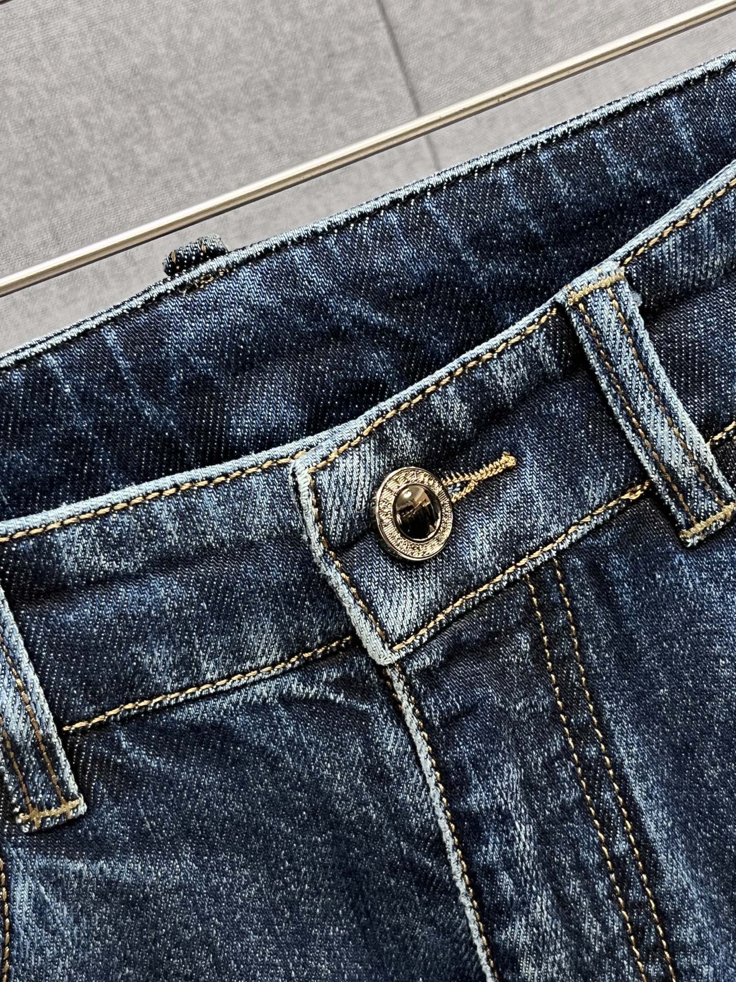 主推.秋冬新款.长期有货  P205.00【克罗心】高品质 2025官网高端新品🐂原单少数帅爆牛仔裤，百分百原单 👍百搭神器！今年最新流行的风格设计款式，采用进口棉花制作成的单宁布，上身舒适，剪裁设计挺拔有型！低调不失奢华 超有feel🌸上身精致跃然，简单就是美。完爆一切，型男必备单品！原版logo🔥个性 时尚    魅力👍码数：29-38           