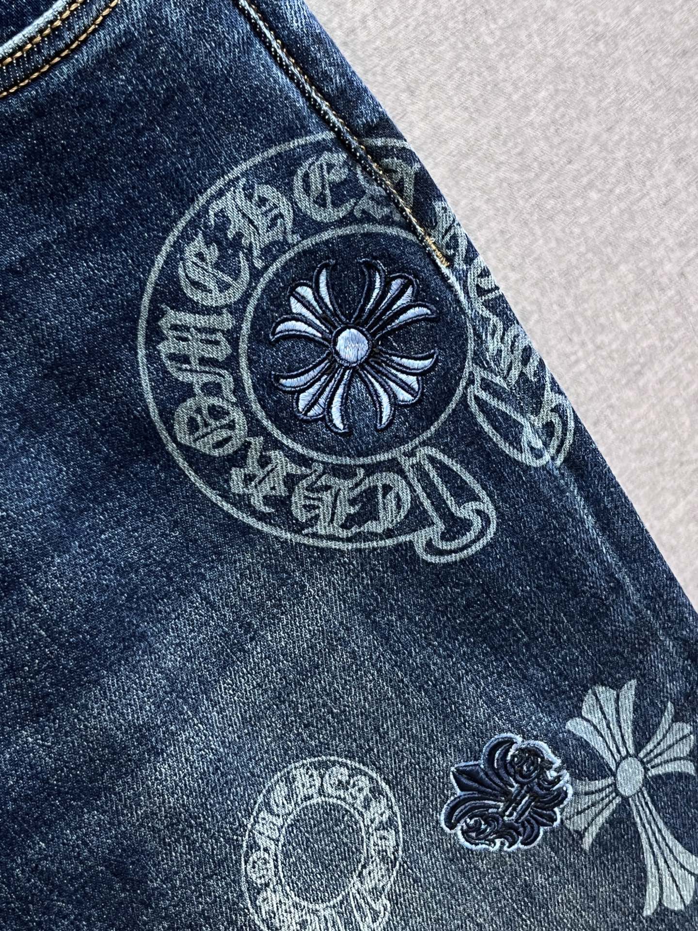 主推.秋冬新款.长期有货  P205.00【克罗心】高品质 2025官网高端新品🐂原单少数帅爆牛仔裤，百分百原单 👍百搭神器！今年最新流行的风格设计款式，采用进口棉花制作成的单宁布，上身舒适，剪裁设计挺拔有型！低调不失奢华 超有feel🌸上身精致跃然，简单就是美。完爆一切，型男必备单品！原版logo🔥个性 时尚    魅力👍码数：29-38           