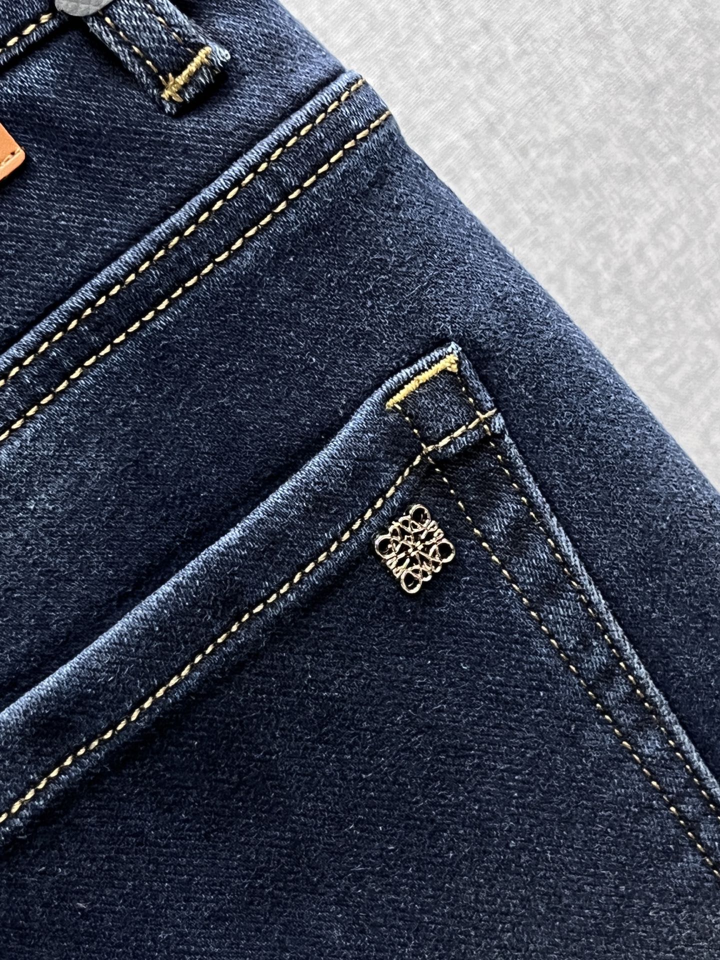 主推.秋冬新款.长期有货  P205.00【罗意威】高品质 2025官网高端新品🐂原单少数帅爆牛仔裤，百分百原单 👍百搭神器！今年最新流行的风格设计款式，采用进口棉花制作成的单宁布，上身舒适，剪裁设计挺拔有型！低调不失奢华 超有feel🌸上身精致跃然，简单就是美。完爆一切，型男必备单品！原版logo🔥个性 时尚    魅力👍码数：29-38           