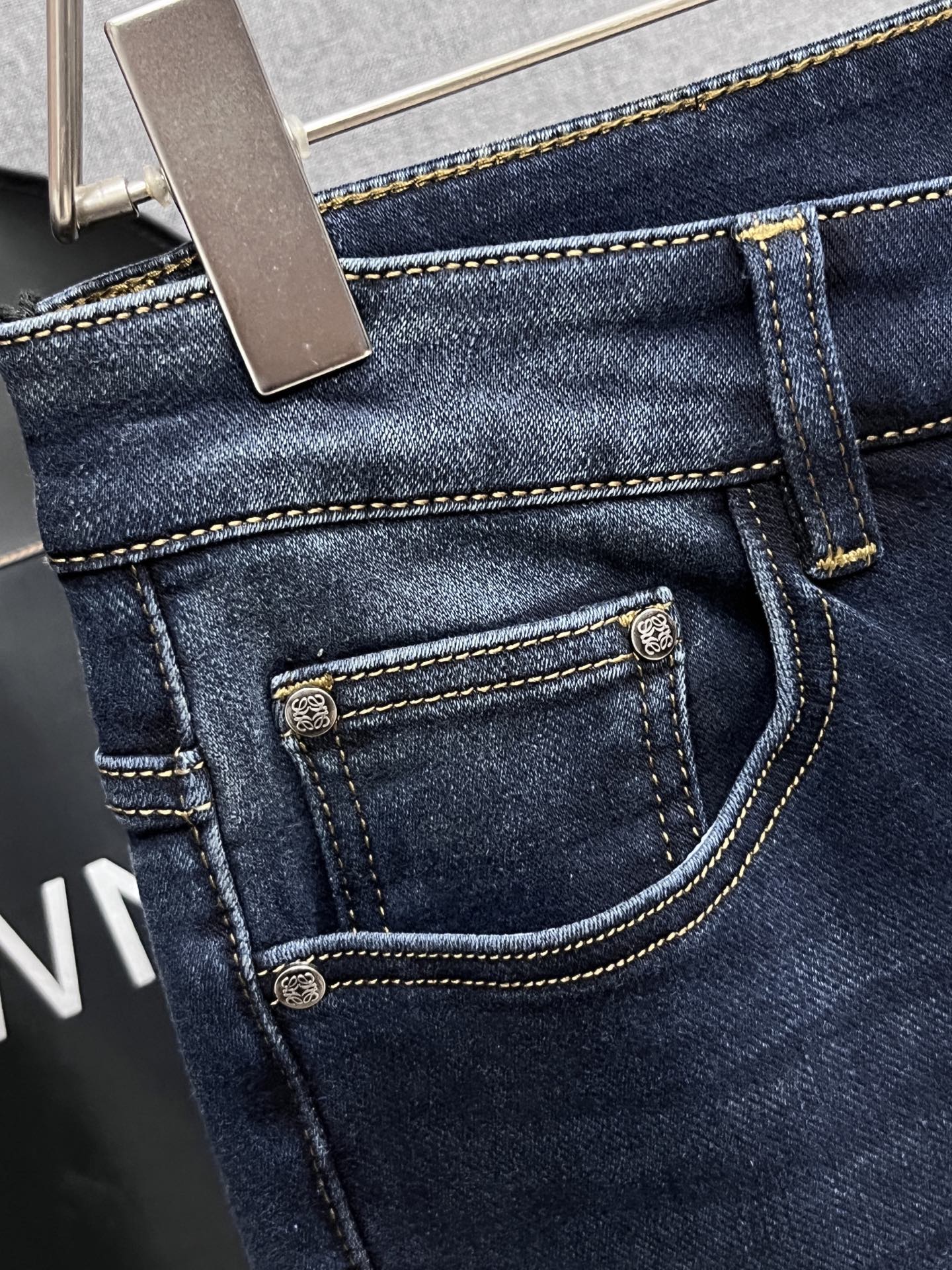 主推.秋冬新款.长期有货  P205.00【罗意威】高品质 2025官网高端新品🐂原单少数帅爆牛仔裤，百分百原单 👍百搭神器！今年最新流行的风格设计款式，采用进口棉花制作成的单宁布，上身舒适，剪裁设计挺拔有型！低调不失奢华 超有feel🌸上身精致跃然，简单就是美。完爆一切，型男必备单品！原版logo🔥个性 时尚    魅力👍码数：29-38           