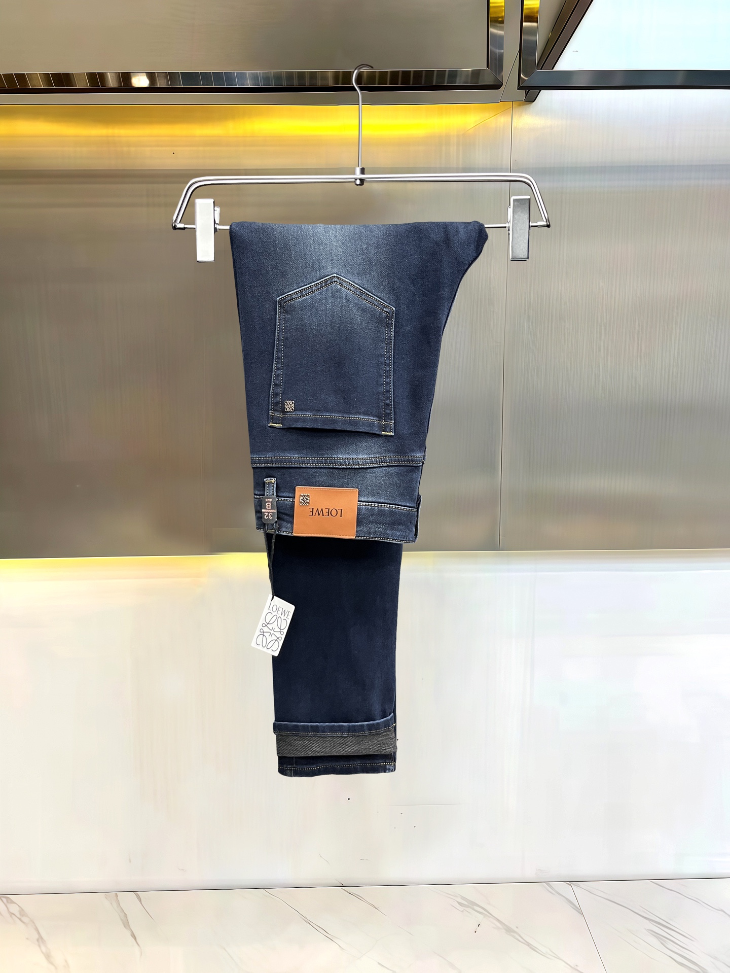 主推.秋冬新款.长期有货  P205.00【罗意威】高品质 2025官网高端新品🐂原单少数帅爆牛仔裤，百分百原单 👍百搭神器！今年最新流行的风格设计款式，采用进口棉花制作成的单宁布，上身舒适，剪裁设计挺拔有型！低调不失奢华 超有feel🌸上身精致跃然，简单就是美。完爆一切，型男必备单品！原版logo🔥个性 时尚    魅力👍码数：29-38           