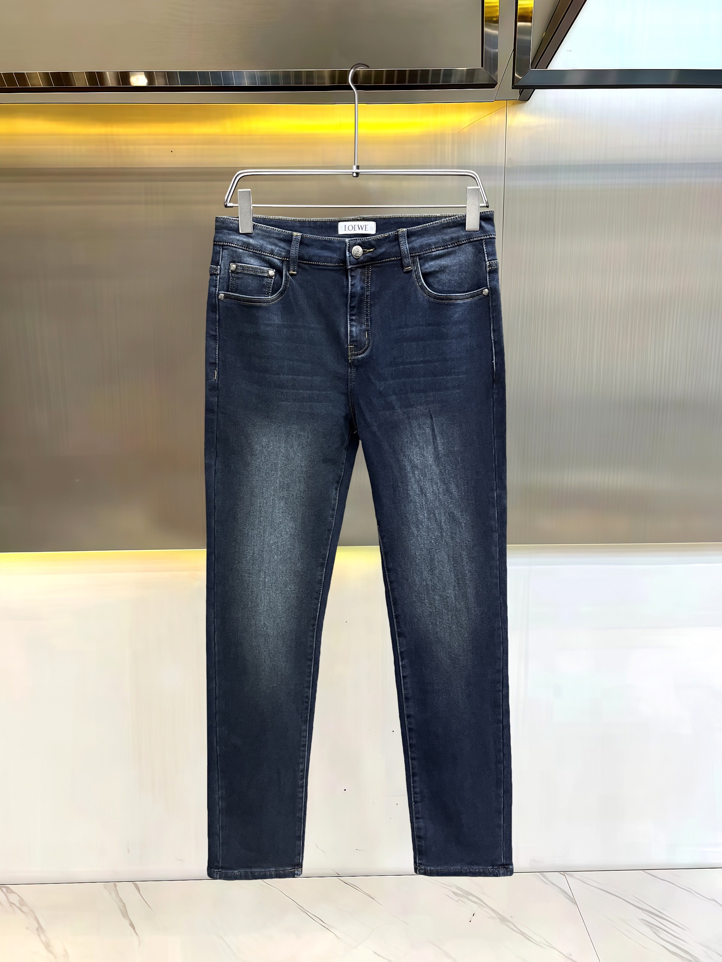 主推.秋冬新款.长期有货  P205.00【罗意威】高品质 2025官网高端新品🐂原单少数帅爆牛仔裤，百分百原单 👍百搭神器！今年最新流行的风格设计款式，采用进口棉花制作成的单宁布，上身舒适，剪裁设计挺拔有型！低调不失奢华 超有feel🌸上身精致跃然，简单就是美。完爆一切，型男必备单品！原版logo🔥个性 时尚    魅力👍码数：29-38           