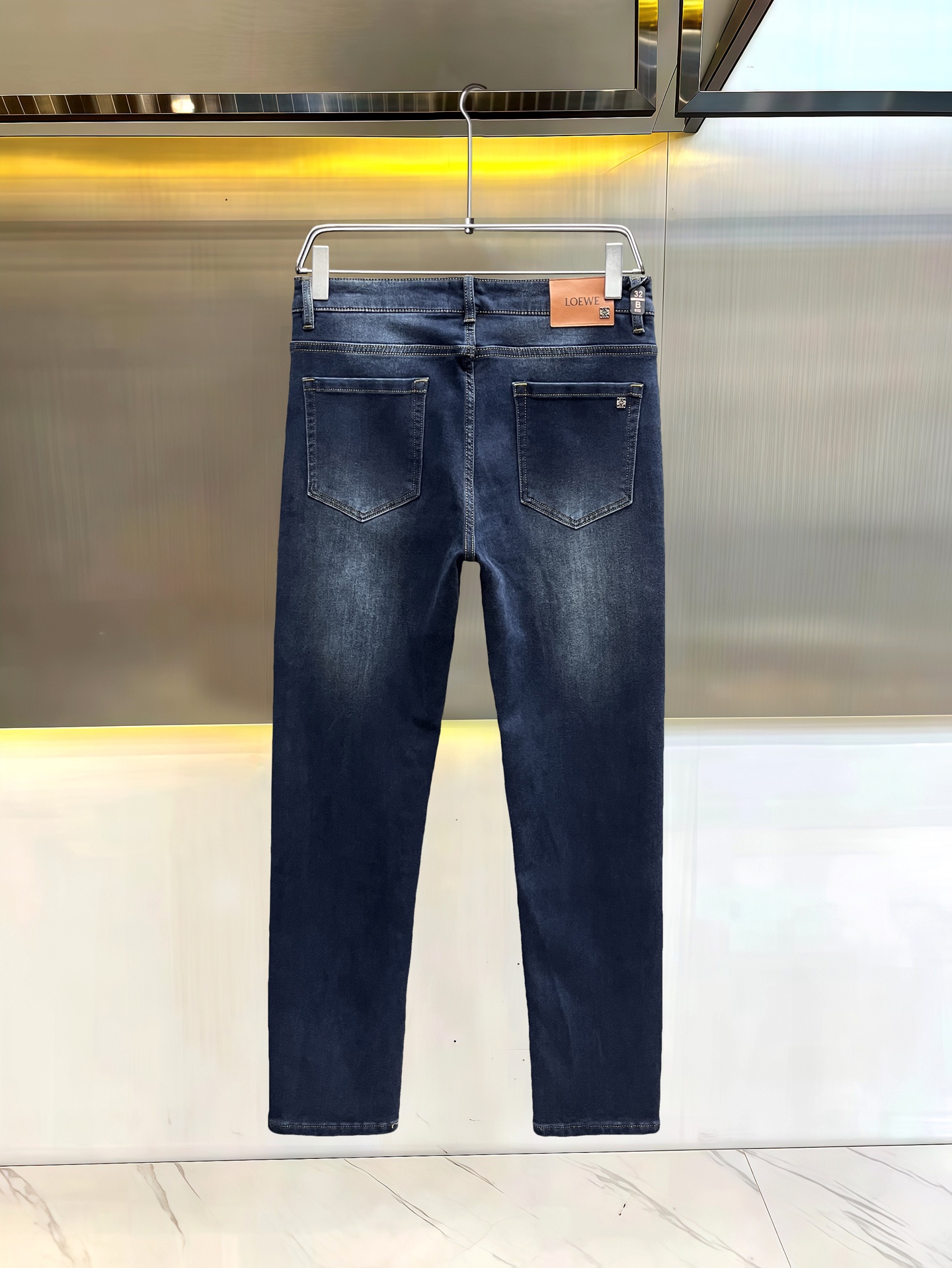 主推.秋冬新款.长期有货  P205.00【罗意威】高品质 2025官网高端新品🐂原单少数帅爆牛仔裤，百分百原单 👍百搭神器！今年最新流行的风格设计款式，采用进口棉花制作成的单宁布，上身舒适，剪裁设计挺拔有型！低调不失奢华 超有feel🌸上身精致跃然，简单就是美。完爆一切，型男必备单品！原版logo🔥个性 时尚    魅力👍码数：29-38           