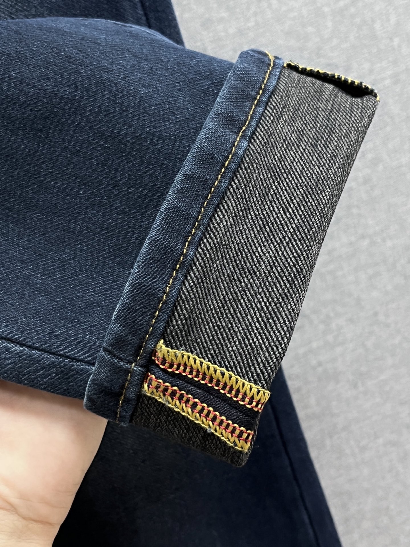 主推.秋冬新款.长期有货  P205.00【罗意威】高品质 2025官网高端新品🐂原单少数帅爆牛仔裤，百分百原单 👍百搭神器！今年最新流行的风格设计款式，采用进口棉花制作成的单宁布，上身舒适，剪裁设计挺拔有型！低调不失奢华 超有feel🌸上身精致跃然，简单就是美。完爆一切，型男必备单品！原版logo🔥个性 时尚    魅力👍码数：29-38           