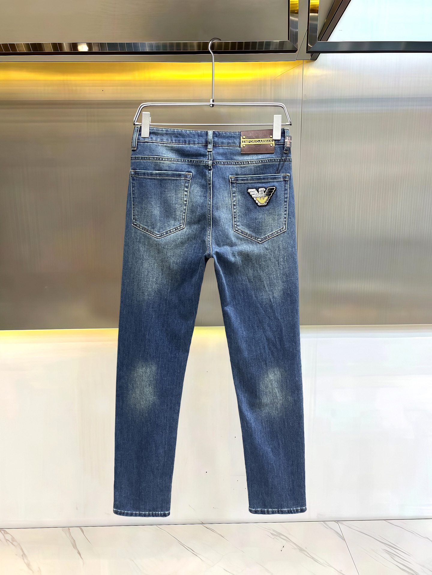 主推.秋冬新款.长期有货  P205.00【阿玛尼】高品质 2025官网高端新品🐂原单少数帅爆牛仔裤，百分百原单 👍百搭神器！今年最新流行的风格设计款式，采用进口棉花制作成的单宁布，上身舒适，剪裁设计挺拔有型！低调不失奢华 超有feel🌸上身精致跃然，简单就是美。完爆一切，型男必备单品！原版logo🔥个性 时尚    魅力👍码数：29-38           