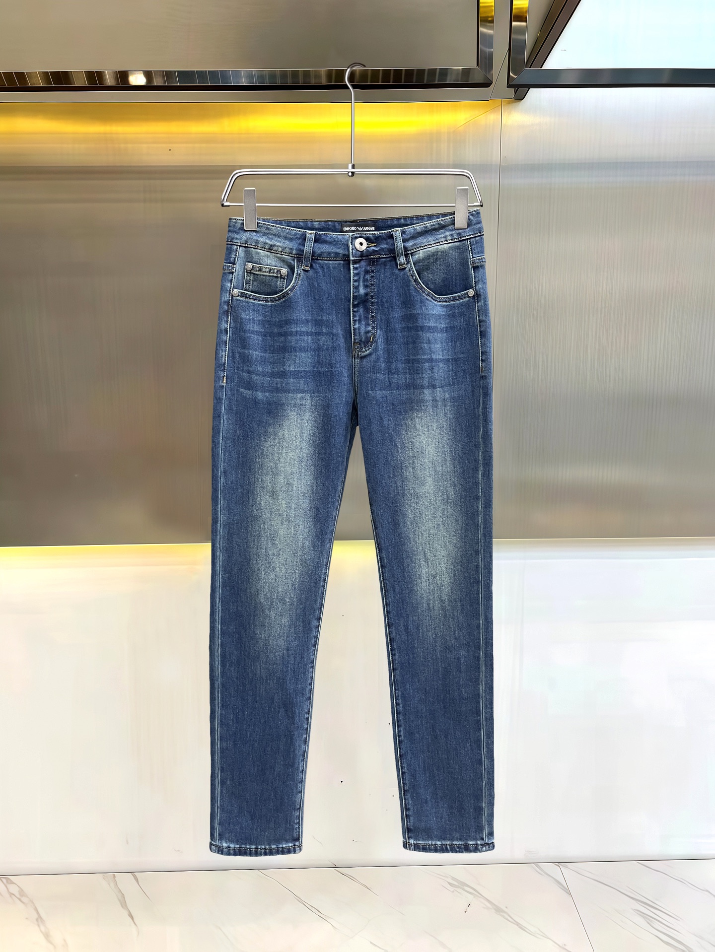 主推.秋冬新款.长期有货  P205.00【阿玛尼】高品质 2025官网高端新品🐂原单少数帅爆牛仔裤，百分百原单 👍百搭神器！今年最新流行的风格设计款式，采用进口棉花制作成的单宁布，上身舒适，剪裁设计挺拔有型！低调不失奢华 超有feel🌸上身精致跃然，简单就是美。完爆一切，型男必备单品！原版logo🔥个性 时尚    魅力👍码数：29-38           