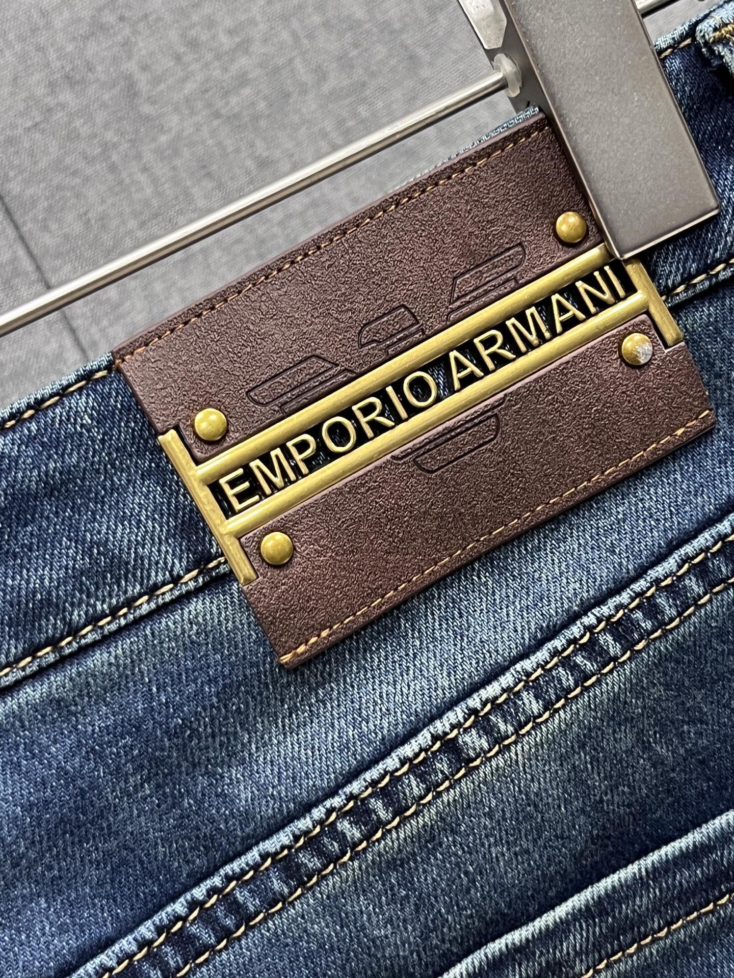 主推.秋冬新款.长期有货  P205.00【阿玛尼】高品质 2025官网高端新品🐂原单少数帅爆牛仔裤，百分百原单 👍百搭神器！今年最新流行的风格设计款式，采用进口棉花制作成的单宁布，上身舒适，剪裁设计挺拔有型！低调不失奢华 超有feel🌸上身精致跃然，简单就是美。完爆一切，型男必备单品！原版logo🔥个性 时尚    魅力👍码数：29-38           