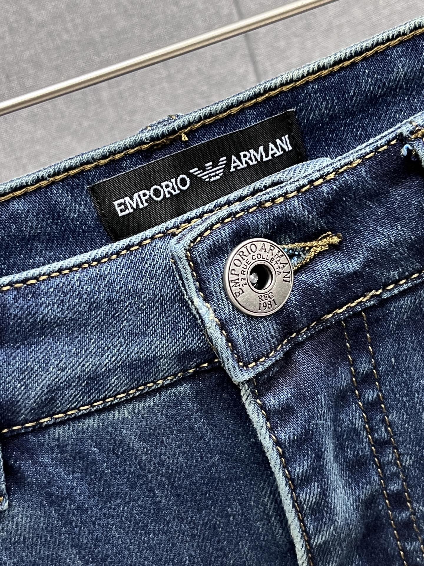 主推.秋冬新款.长期有货  P205.00【阿玛尼】高品质 2025官网高端新品🐂原单少数帅爆牛仔裤，百分百原单 👍百搭神器！今年最新流行的风格设计款式，采用进口棉花制作成的单宁布，上身舒适，剪裁设计挺拔有型！低调不失奢华 超有feel🌸上身精致跃然，简单就是美。完爆一切，型男必备单品！原版logo🔥个性 时尚    魅力👍码数：29-38           