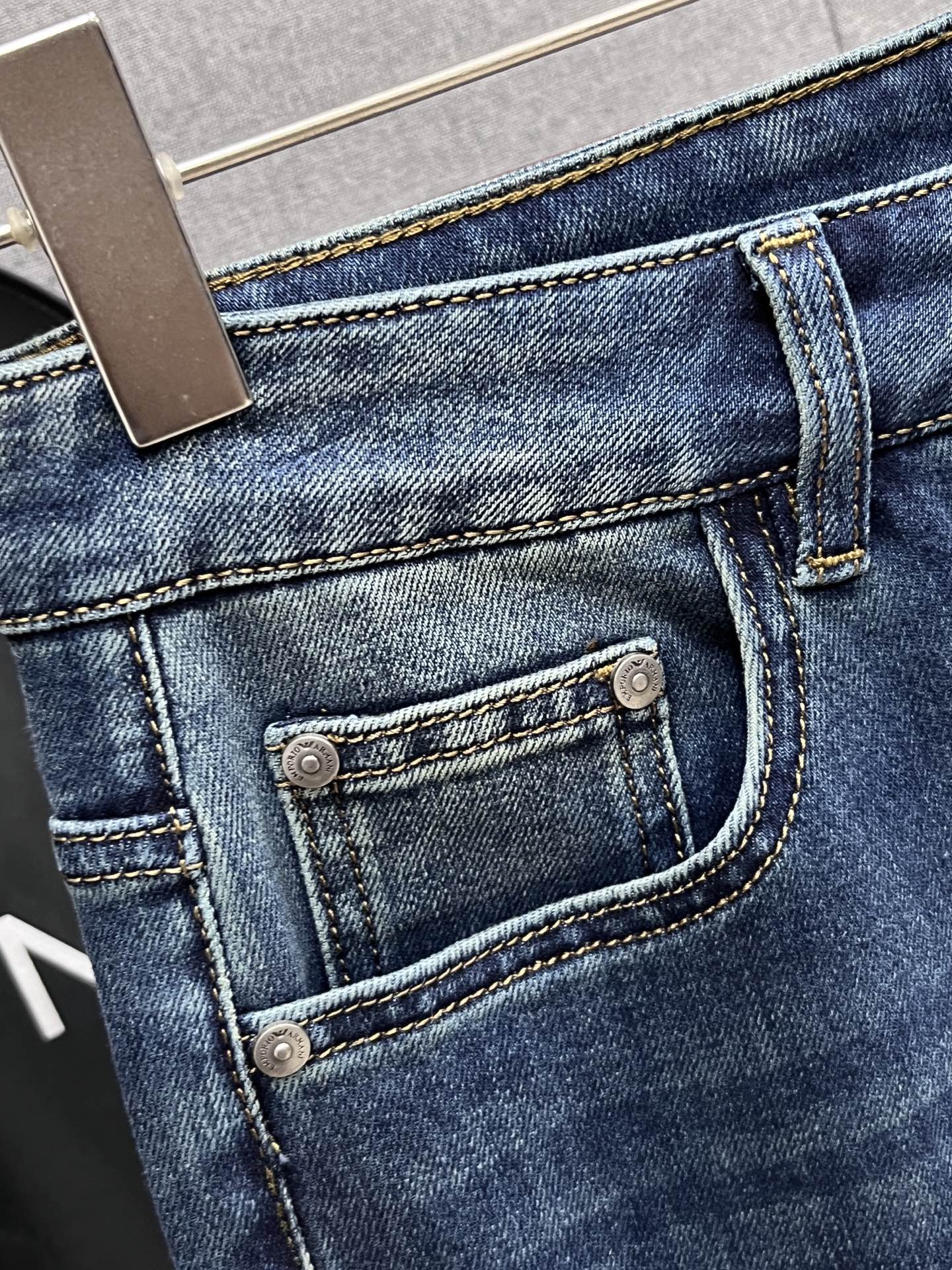 主推.秋冬新款.长期有货  P205.00【阿玛尼】高品质 2025官网高端新品🐂原单少数帅爆牛仔裤，百分百原单 👍百搭神器！今年最新流行的风格设计款式，采用进口棉花制作成的单宁布，上身舒适，剪裁设计挺拔有型！低调不失奢华 超有feel🌸上身精致跃然，简单就是美。完爆一切，型男必备单品！原版logo🔥个性 时尚    魅力👍码数：29-38           