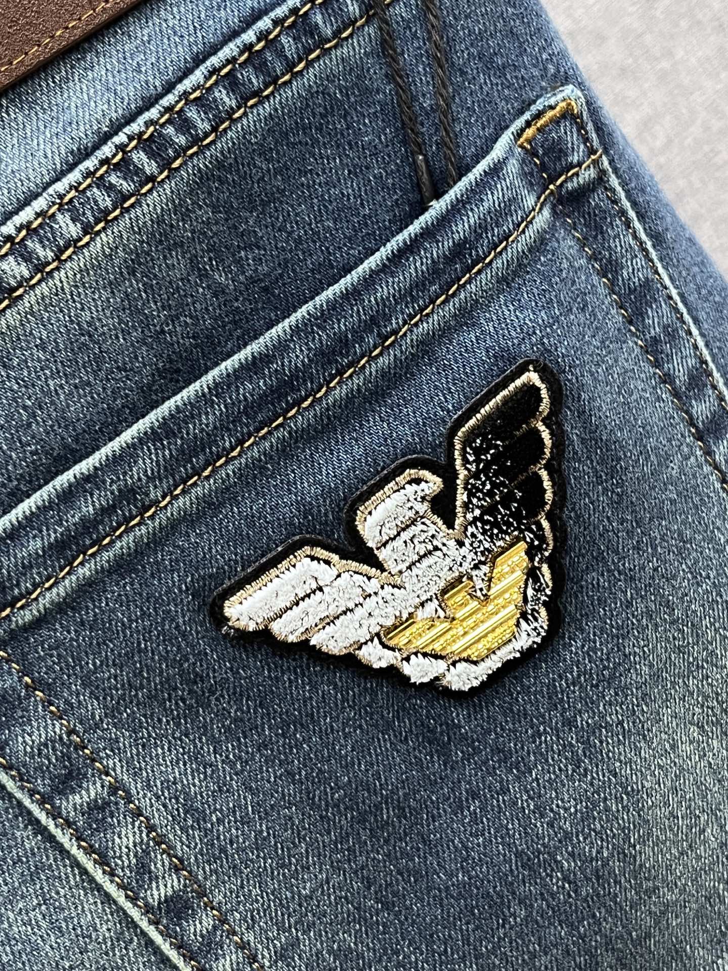 主推.秋冬新款.长期有货  P205.00【阿玛尼】高品质 2025官网高端新品🐂原单少数帅爆牛仔裤，百分百原单 👍百搭神器！今年最新流行的风格设计款式，采用进口棉花制作成的单宁布，上身舒适，剪裁设计挺拔有型！低调不失奢华 超有feel🌸上身精致跃然，简单就是美。完爆一切，型男必备单品！原版logo🔥个性 时尚    魅力👍码数：29-38           