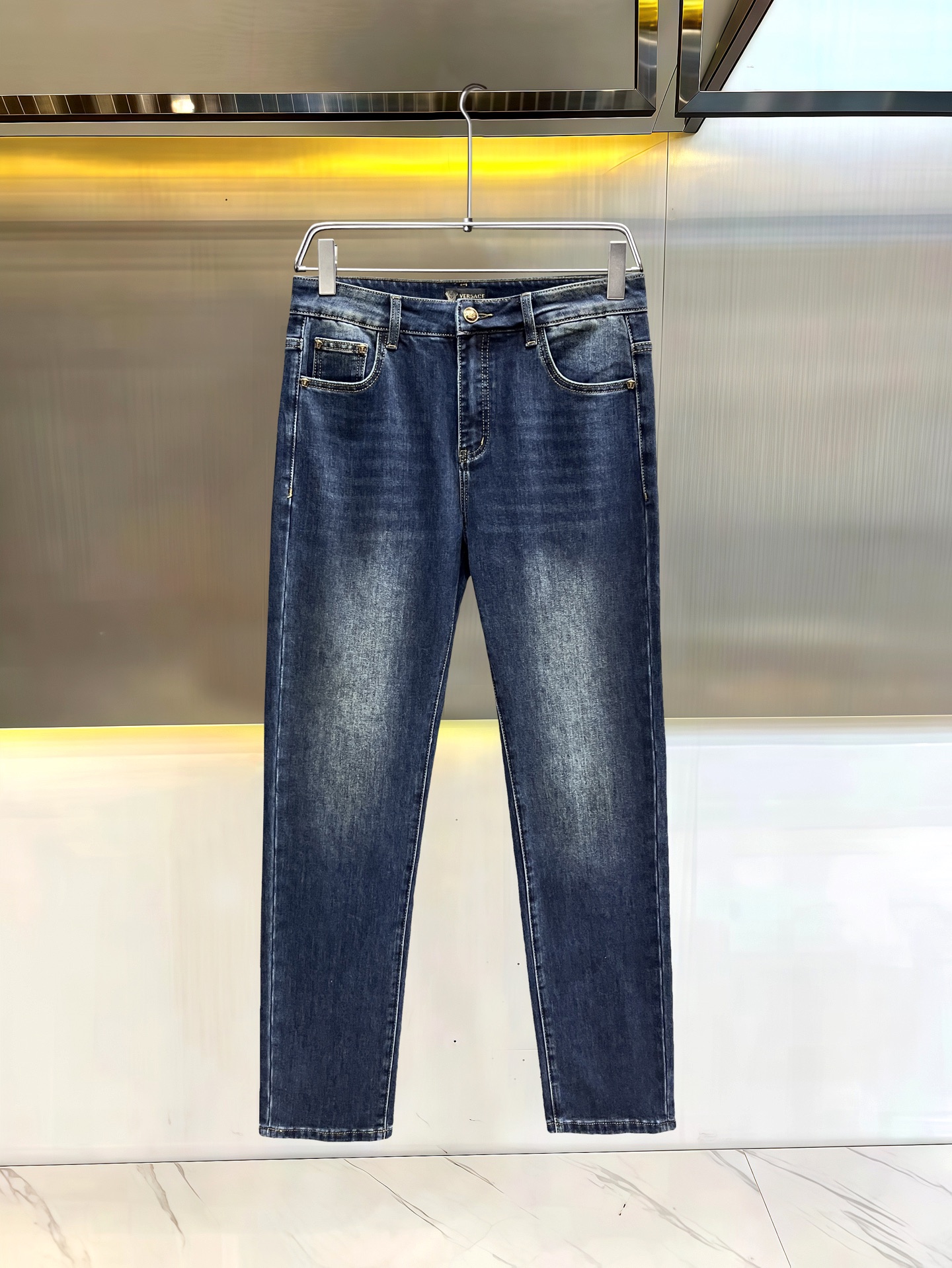 主推.秋冬新款.长期有货  P205.00【范思哲】高品质 2025官网高端新品🐂原单少数帅爆牛仔裤，百分百原单 👍百搭神器！今年最新流行的风格设计款式，采用进口棉花制作成的单宁布，上身舒适，剪裁设计挺拔有型！低调不失奢华 超有feel🌸上身精致跃然，简单就是美。完爆一切，型男必备单品！原版logo🔥个性 时尚    魅力👍码数：29-38           