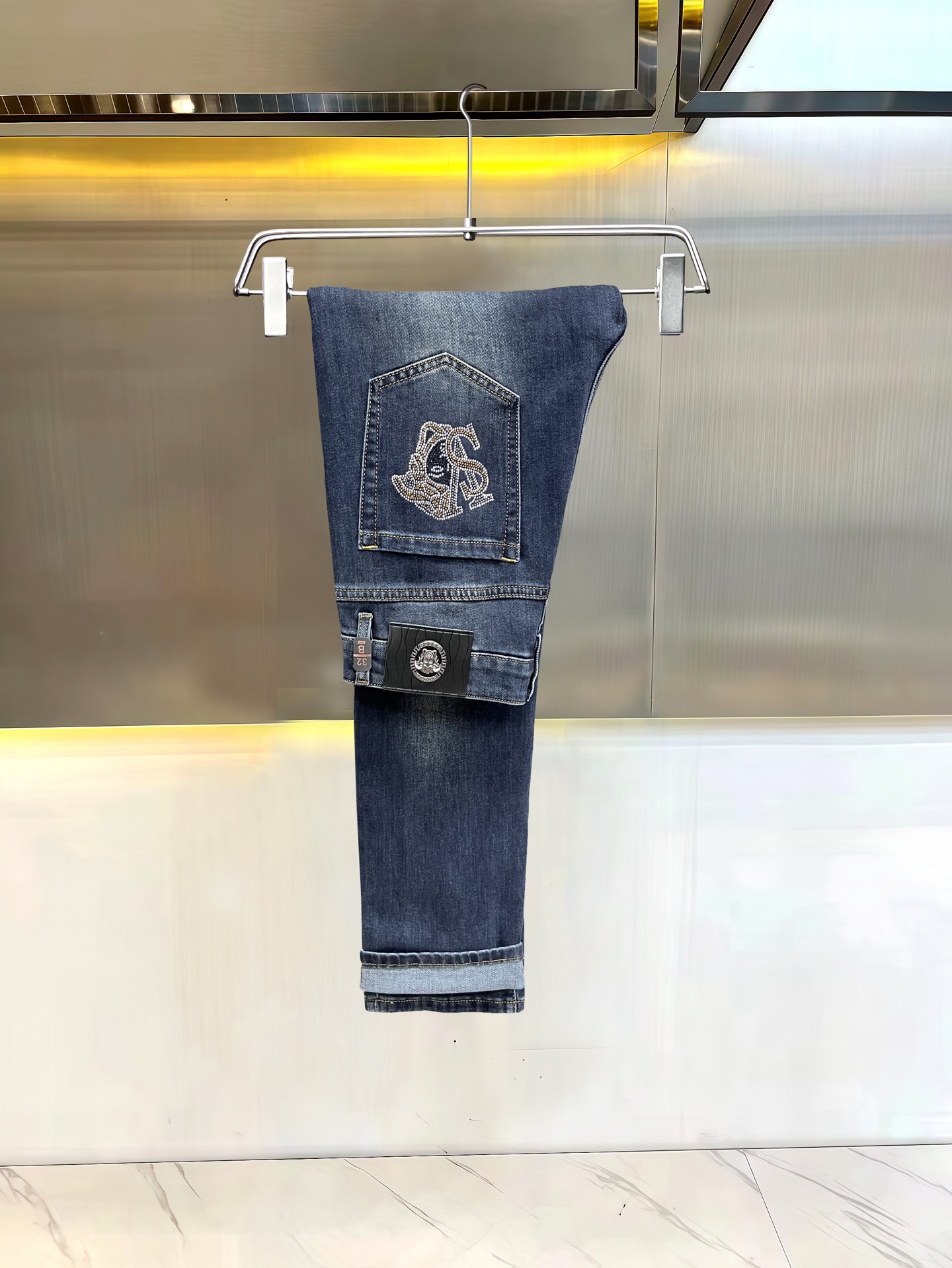 主推.秋冬新款.长期有货  P205.00【范思哲】高品质 2025官网高端新品🐂原单少数帅爆牛仔裤，百分百原单 👍百搭神器！今年最新流行的风格设计款式，采用进口棉花制作成的单宁布，上身舒适，剪裁设计挺拔有型！低调不失奢华 超有feel🌸上身精致跃然，简单就是美。完爆一切，型男必备单品！原版logo🔥个性 时尚    魅力👍码数：29-38           