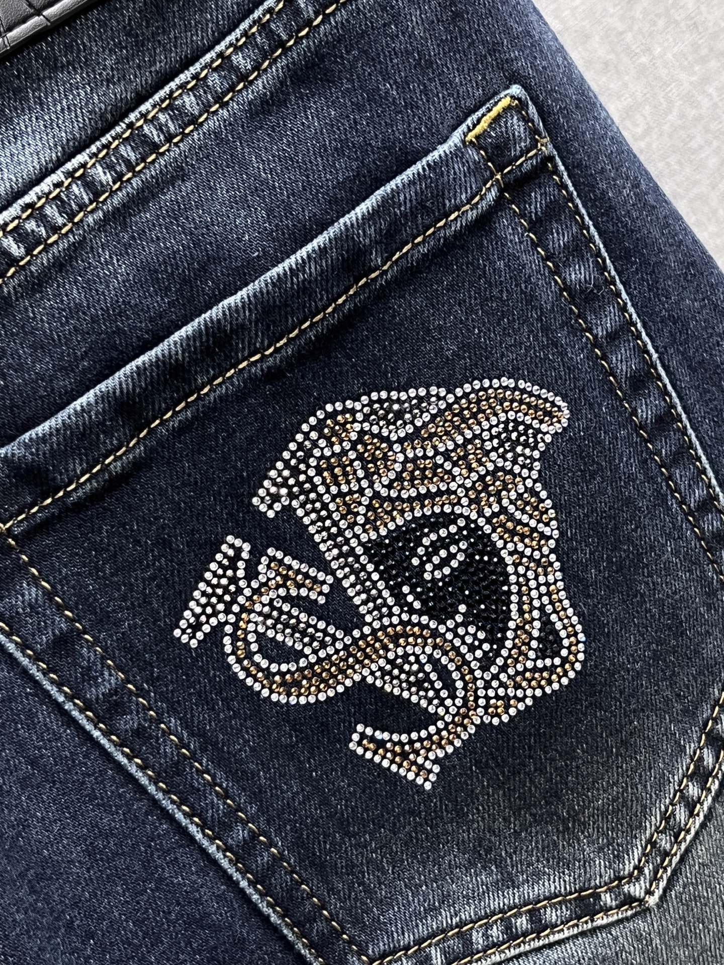 主推.秋冬新款.长期有货  P205.00【范思哲】高品质 2025官网高端新品🐂原单少数帅爆牛仔裤，百分百原单 👍百搭神器！今年最新流行的风格设计款式，采用进口棉花制作成的单宁布，上身舒适，剪裁设计挺拔有型！低调不失奢华 超有feel🌸上身精致跃然，简单就是美。完爆一切，型男必备单品！原版logo🔥个性 时尚    魅力👍码数：29-38           