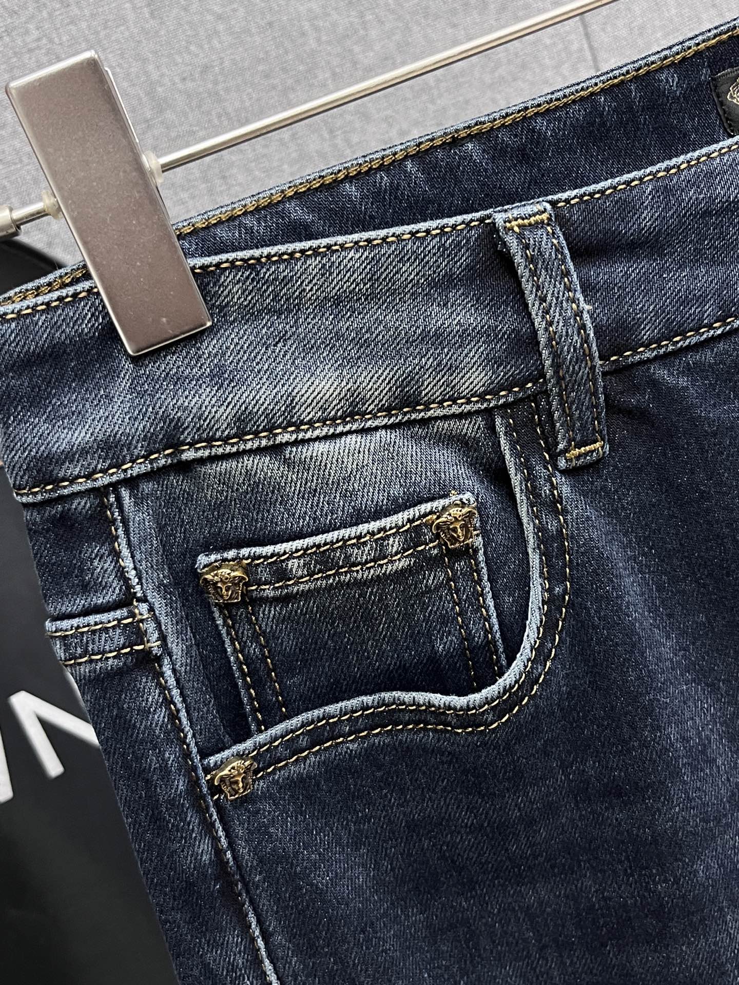 主推.秋冬新款.长期有货  P205.00【范思哲】高品质 2025官网高端新品🐂原单少数帅爆牛仔裤，百分百原单 👍百搭神器！今年最新流行的风格设计款式，采用进口棉花制作成的单宁布，上身舒适，剪裁设计挺拔有型！低调不失奢华 超有feel🌸上身精致跃然，简单就是美。完爆一切，型男必备单品！原版logo🔥个性 时尚    魅力👍码数：29-38           