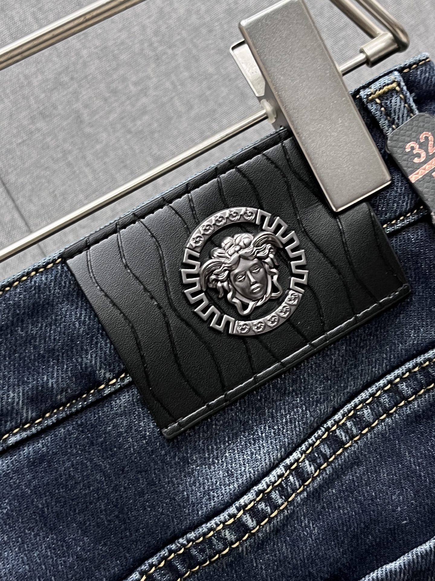 主推.秋冬新款.长期有货  P205.00【范思哲】高品质 2025官网高端新品🐂原单少数帅爆牛仔裤，百分百原单 👍百搭神器！今年最新流行的风格设计款式，采用进口棉花制作成的单宁布，上身舒适，剪裁设计挺拔有型！低调不失奢华 超有feel🌸上身精致跃然，简单就是美。完爆一切，型男必备单品！原版logo🔥个性 时尚    魅力👍码数：29-38           