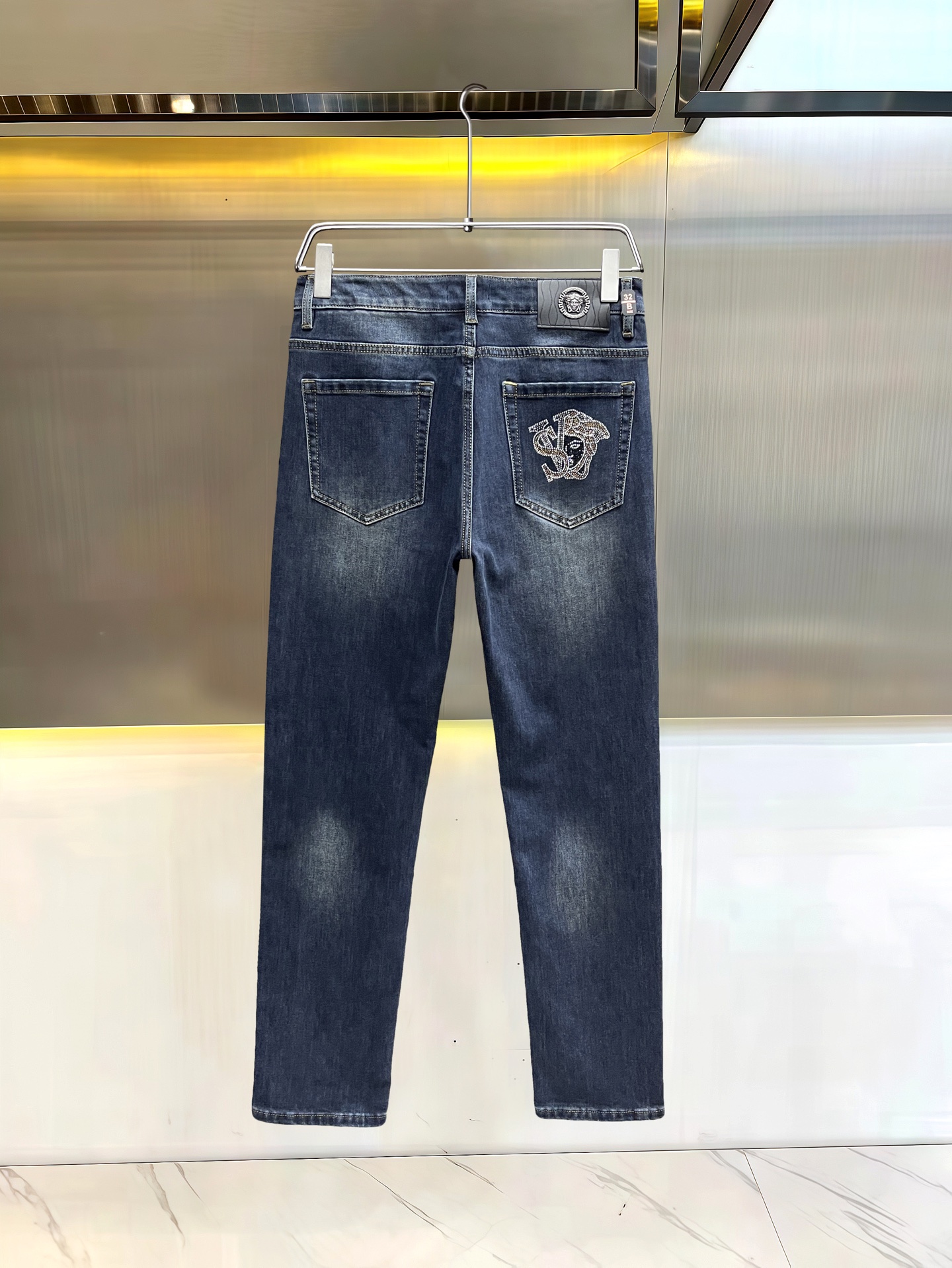 主推.秋冬新款.长期有货  P205.00【范思哲】高品质 2025官网高端新品🐂原单少数帅爆牛仔裤，百分百原单 👍百搭神器！今年最新流行的风格设计款式，采用进口棉花制作成的单宁布，上身舒适，剪裁设计挺拔有型！低调不失奢华 超有feel🌸上身精致跃然，简单就是美。完爆一切，型男必备单品！原版logo🔥个性 时尚    魅力👍码数：29-38           