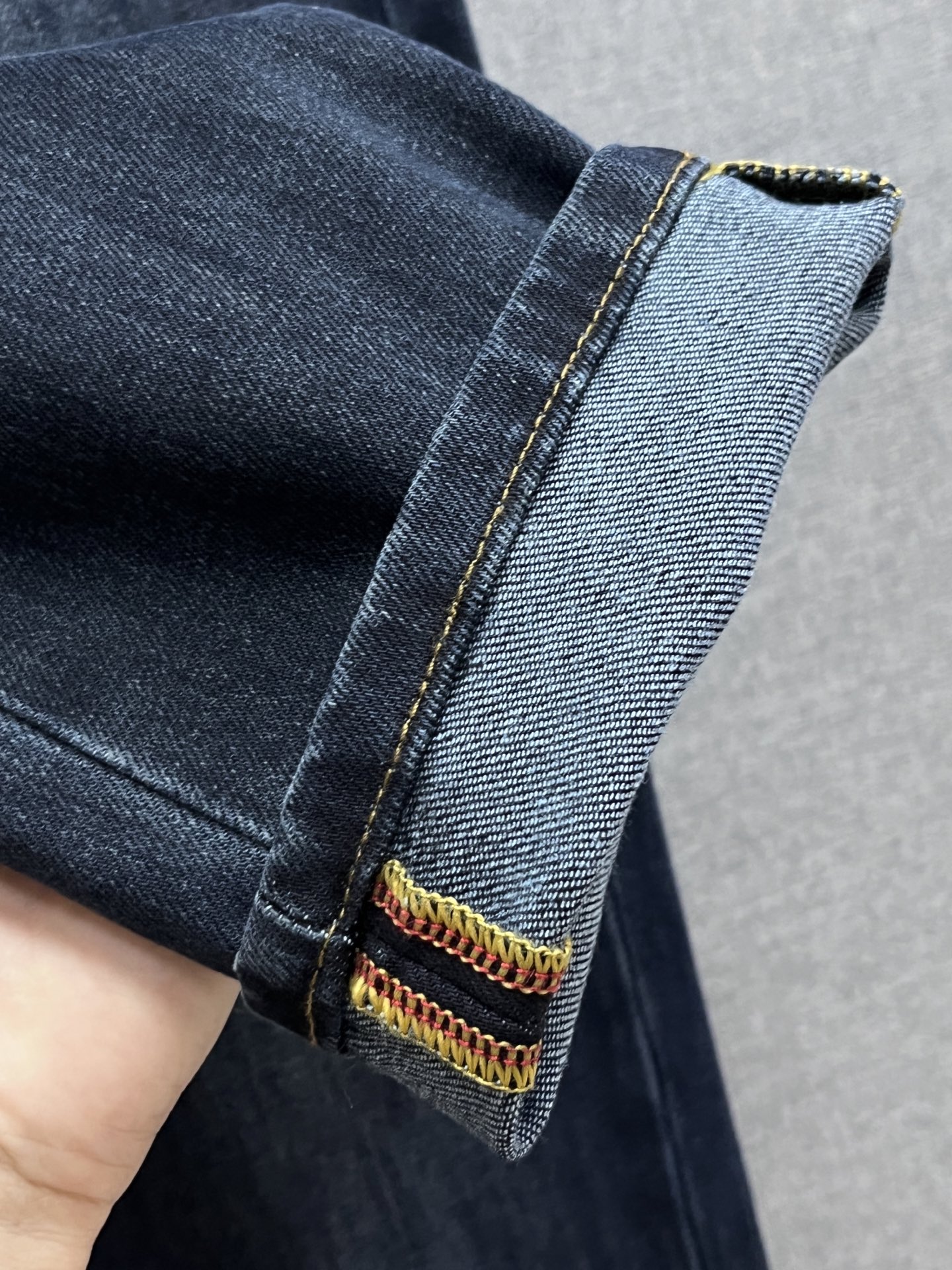 主推.秋冬新款.长期有货  P205.00【范思哲】高品质 2025官网高端新品🐂原单少数帅爆牛仔裤，百分百原单 👍百搭神器！今年最新流行的风格设计款式，采用进口棉花制作成的单宁布，上身舒适，剪裁设计挺拔有型！低调不失奢华 超有feel🌸上身精致跃然，简单就是美。完爆一切，型男必备单品！原版logo🔥个性 时尚    魅力👍码数：29-38           