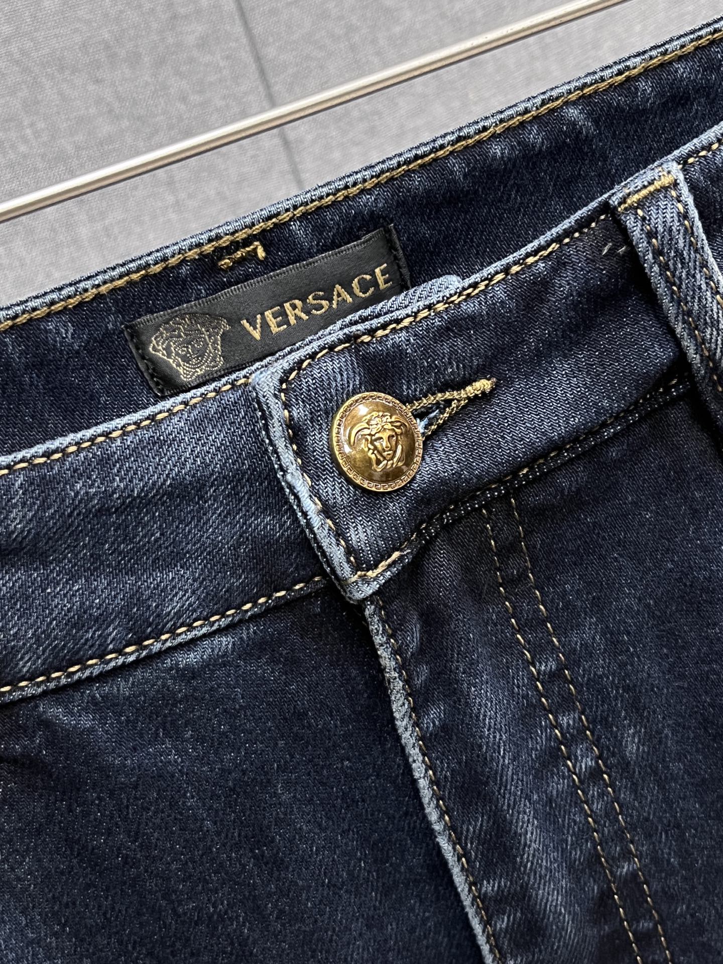 主推.秋冬新款.长期有货  P205.00【范思哲】高品质 2025官网高端新品🐂原单少数帅爆牛仔裤，百分百原单 👍百搭神器！今年最新流行的风格设计款式，采用进口棉花制作成的单宁布，上身舒适，剪裁设计挺拔有型！低调不失奢华 超有feel🌸上身精致跃然，简单就是美。完爆一切，型男必备单品！原版logo🔥个性 时尚    魅力👍码数：29-38           