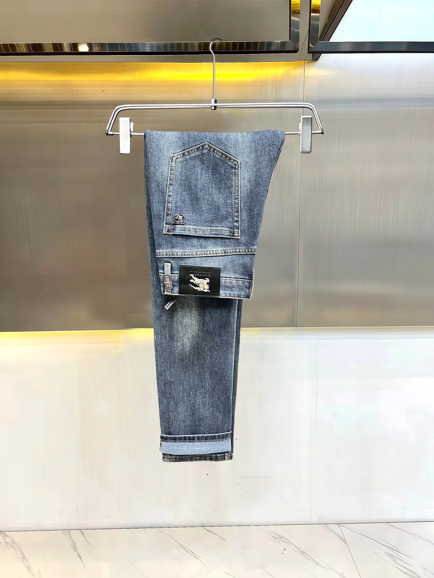 主推.秋冬新款.长期有货  P205.00【巴宝莉】高品质 2025官网高端新品🐂原单少数帅爆牛仔裤，百分百原单 👍百搭神器！今年最新流行的风格设计款式，采用进口棉花制作成的单宁布，上身舒适，剪裁设计挺拔有型！低调不失奢华 超有feel🌸上身精致跃然，简单就是美。完爆一切，型男必备单品！原版logo🔥个性 时尚    魅力👍码数：29-38           