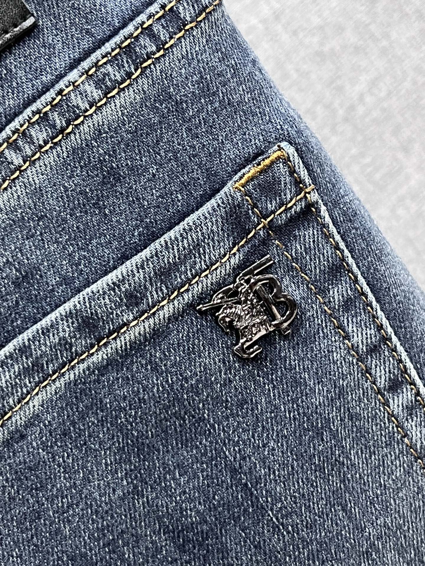 主推.秋冬新款.长期有货  P205.00【巴宝莉】高品质 2025官网高端新品🐂原单少数帅爆牛仔裤，百分百原单 👍百搭神器！今年最新流行的风格设计款式，采用进口棉花制作成的单宁布，上身舒适，剪裁设计挺拔有型！低调不失奢华 超有feel🌸上身精致跃然，简单就是美。完爆一切，型男必备单品！原版logo🔥个性 时尚    魅力👍码数：29-38           