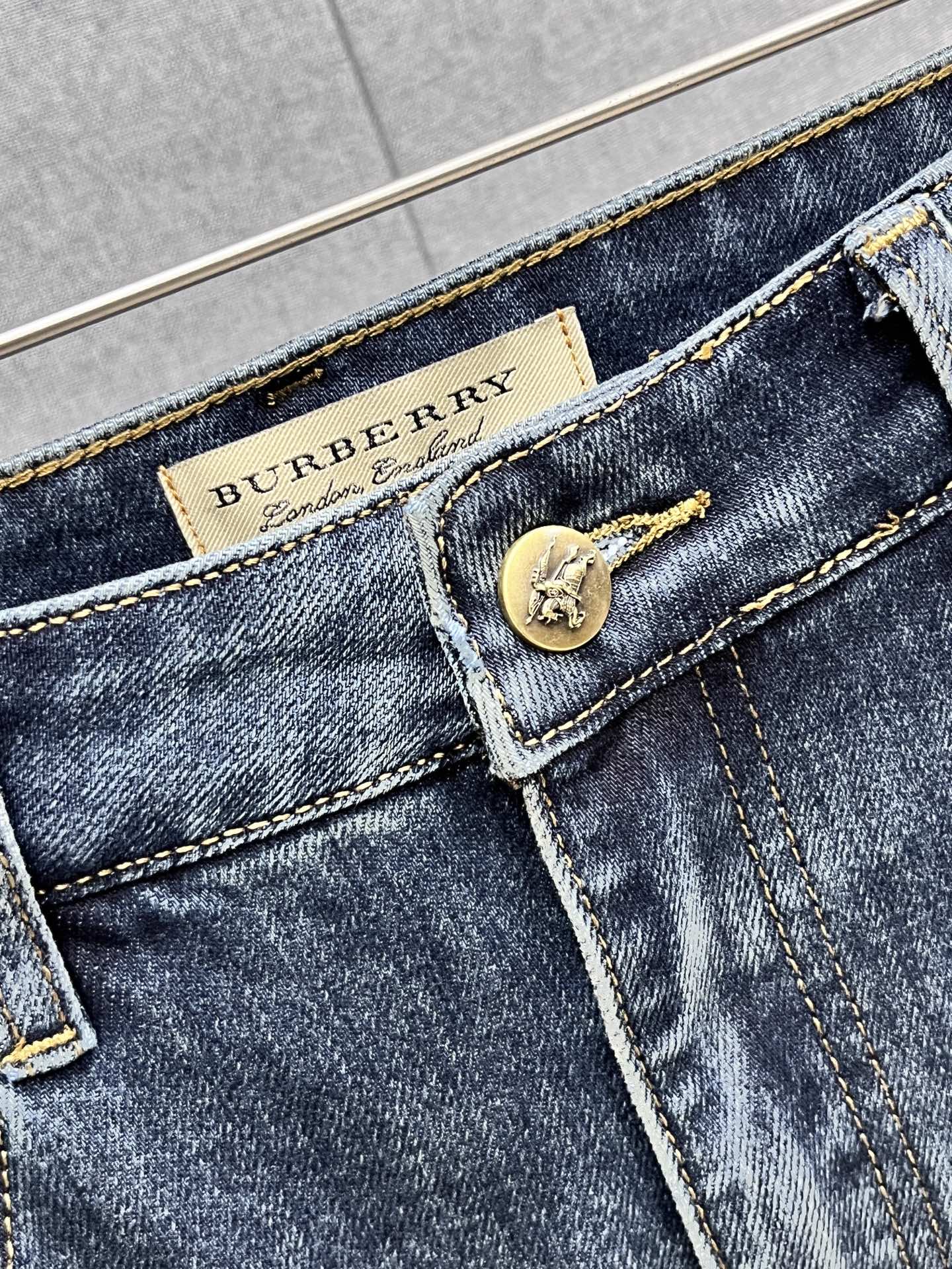 主推.秋冬新款.长期有货  P205.00【巴宝莉】高品质 2025官网高端新品🐂原单少数帅爆牛仔裤，百分百原单 👍百搭神器！今年最新流行的风格设计款式，采用进口棉花制作成的单宁布，上身舒适，剪裁设计挺拔有型！低调不失奢华 超有feel🌸上身精致跃然，简单就是美。完爆一切，型男必备单品！原版logo🔥个性 时尚    魅力👍码数：29-38           